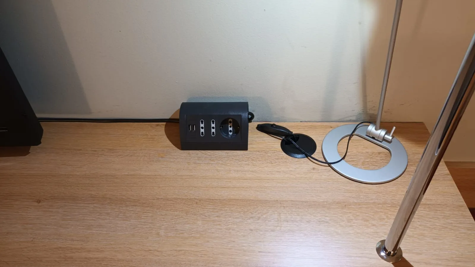 Steckdosenadapter mit USB-Anschlüssen an Wandsteckdose