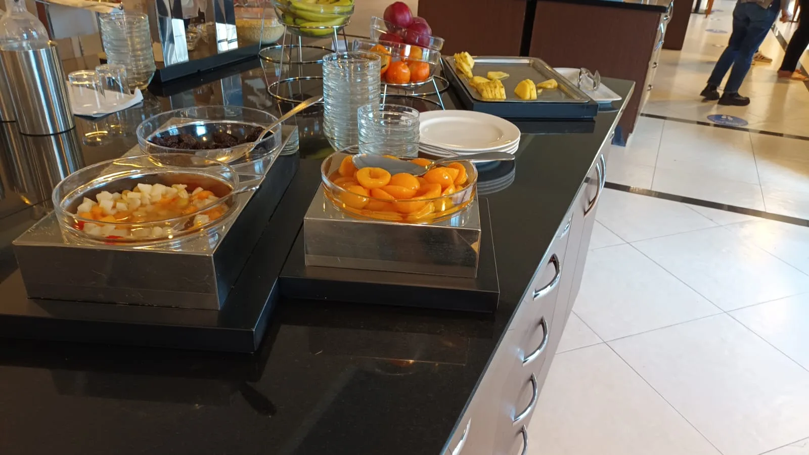 Frühstücksservice mit Obstschalen und Keksen auf Schubladenelementen