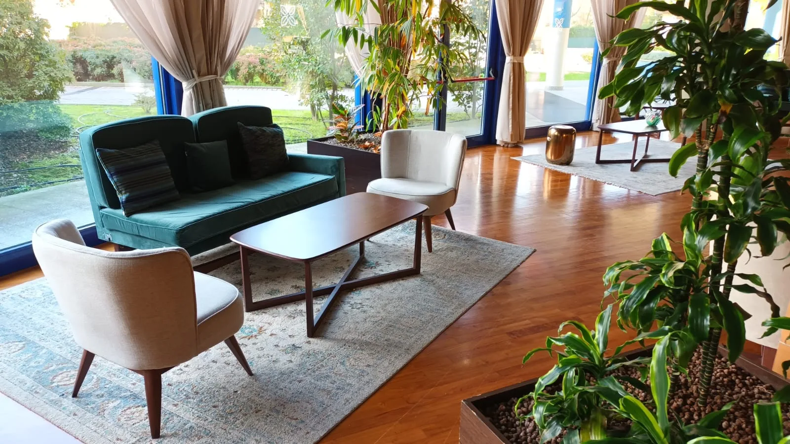 Lounge mit Sesseln und Couch im modernen Design