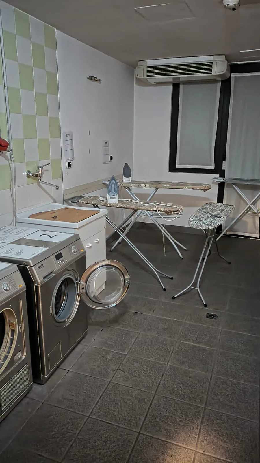 Waschküche mit Waschmaschine und Trockner