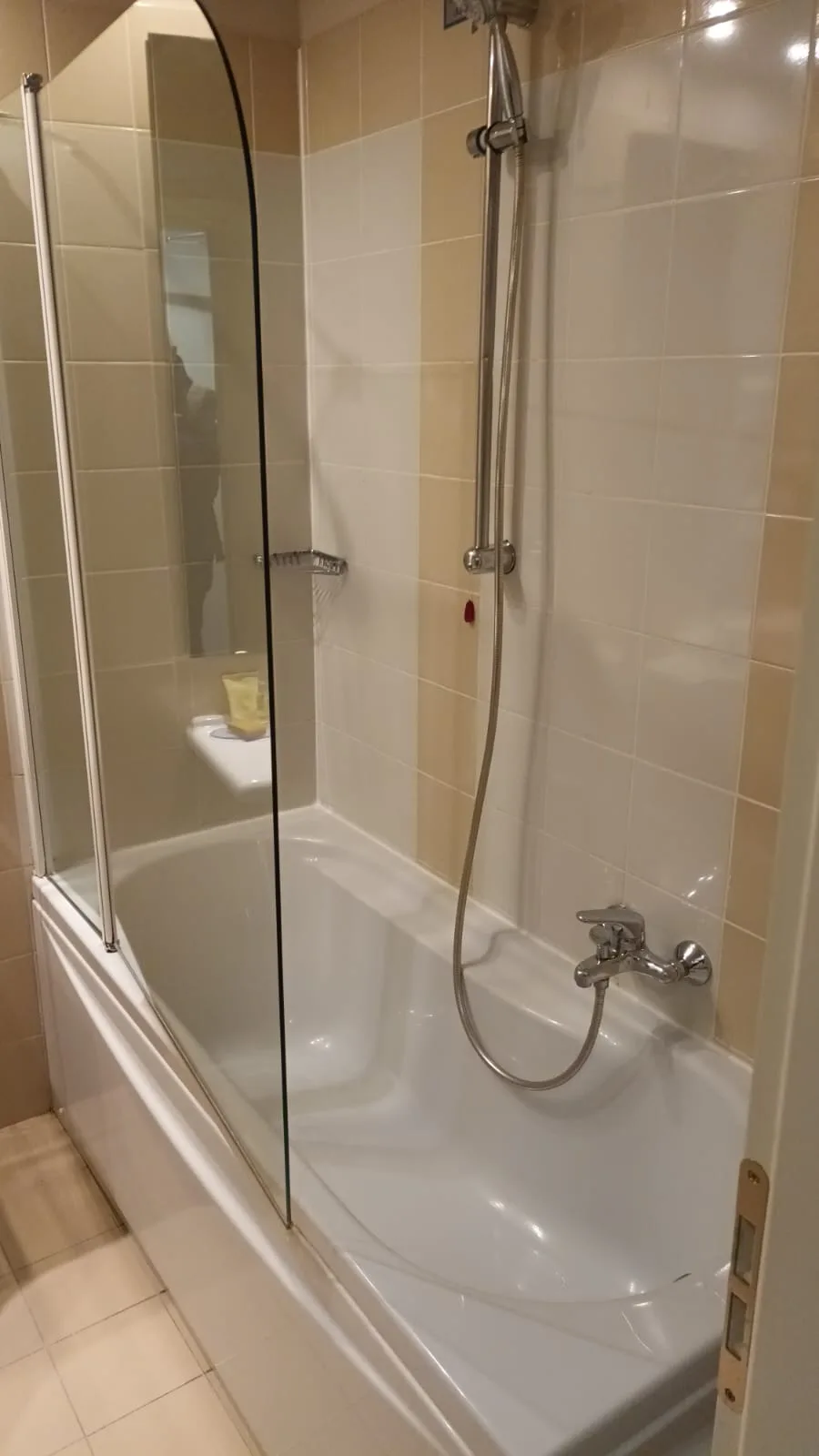Duschbad mit Badewanne und Glastür