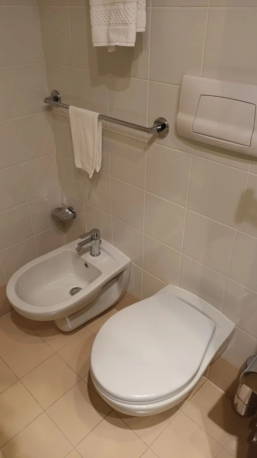 Hotel-WC mit Bidet und Handtuchhalter