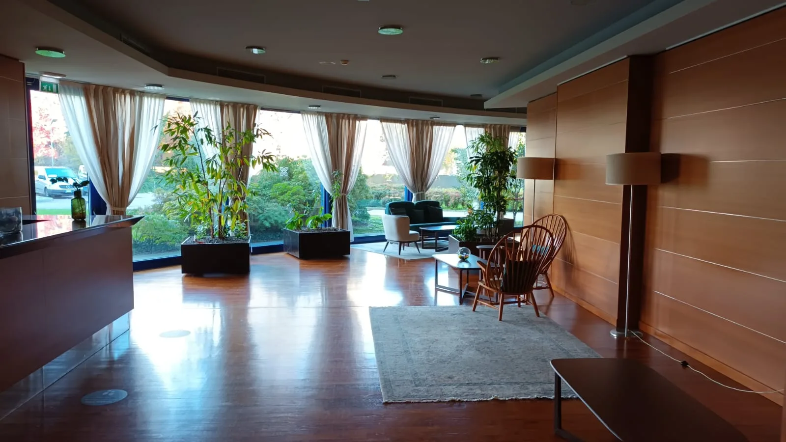 Lobby mit Pflanzen und Sesseln