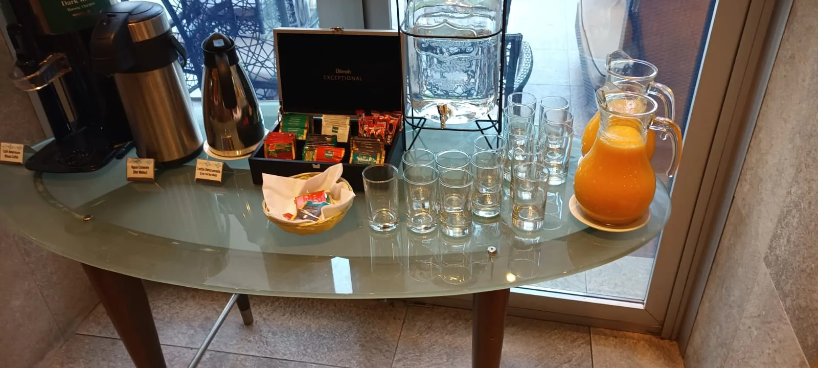 Hotelbar mit Gläsern, Saftkrug und Teeboxen