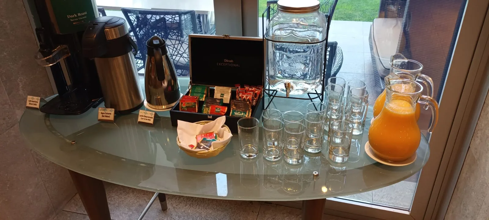 Hotelzimmerecke mit Kaffeevollautomat, Tee- und Wasserkocher sowie Getränkeauswahl auf Tisch