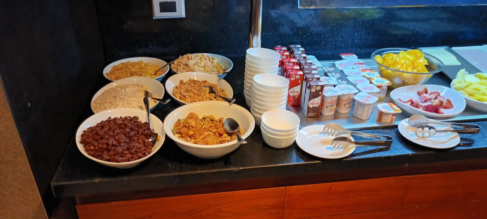 Frühstückstablett mit verschiedenen Getränken und Obst