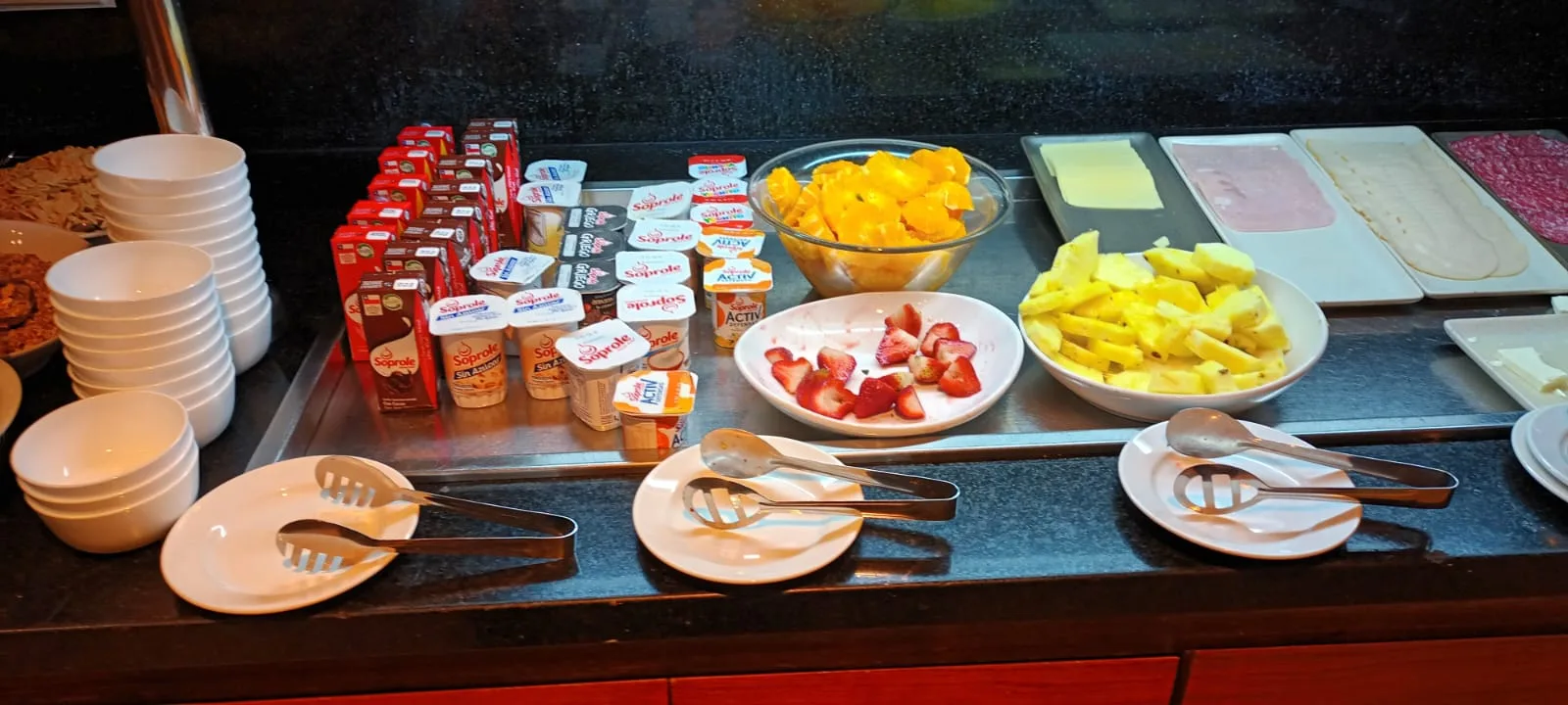 Frühstückstablett mit Obst, Joghurt und Milchprodukte