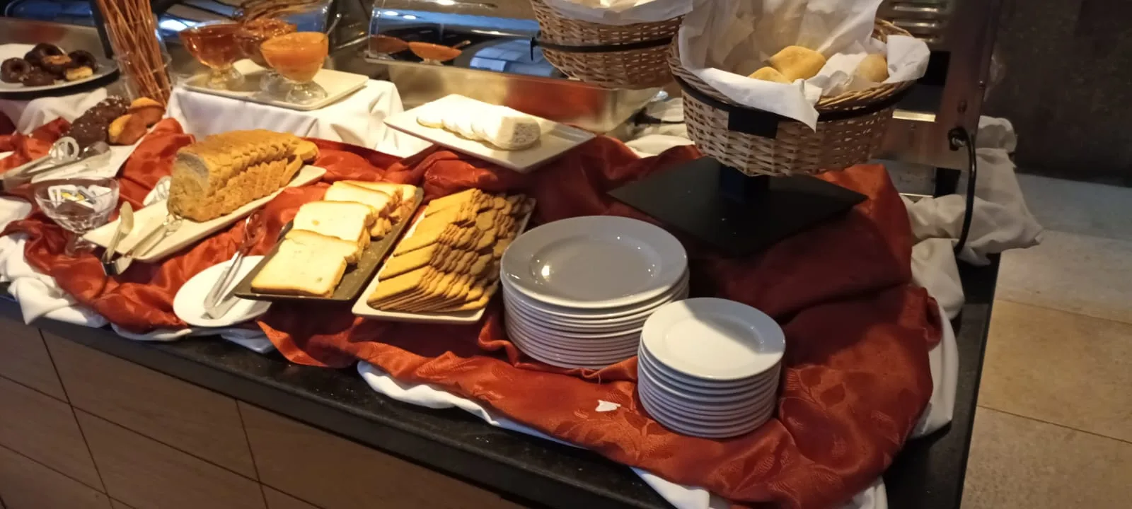 Frühstückstablett mit Brot, Käse und Butter auf Serviette