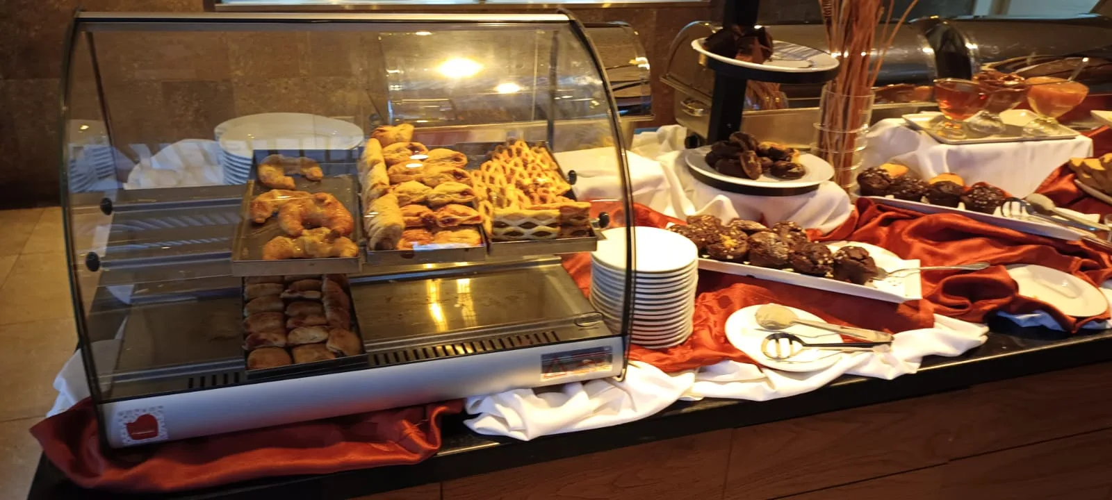Frühstückstheke mit Gebäck und Keksen im Hilton Garden Inn Santiago Airport