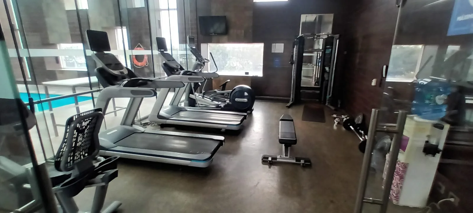 Fitnessraum mit Laufbändern und Trainingsgeräten