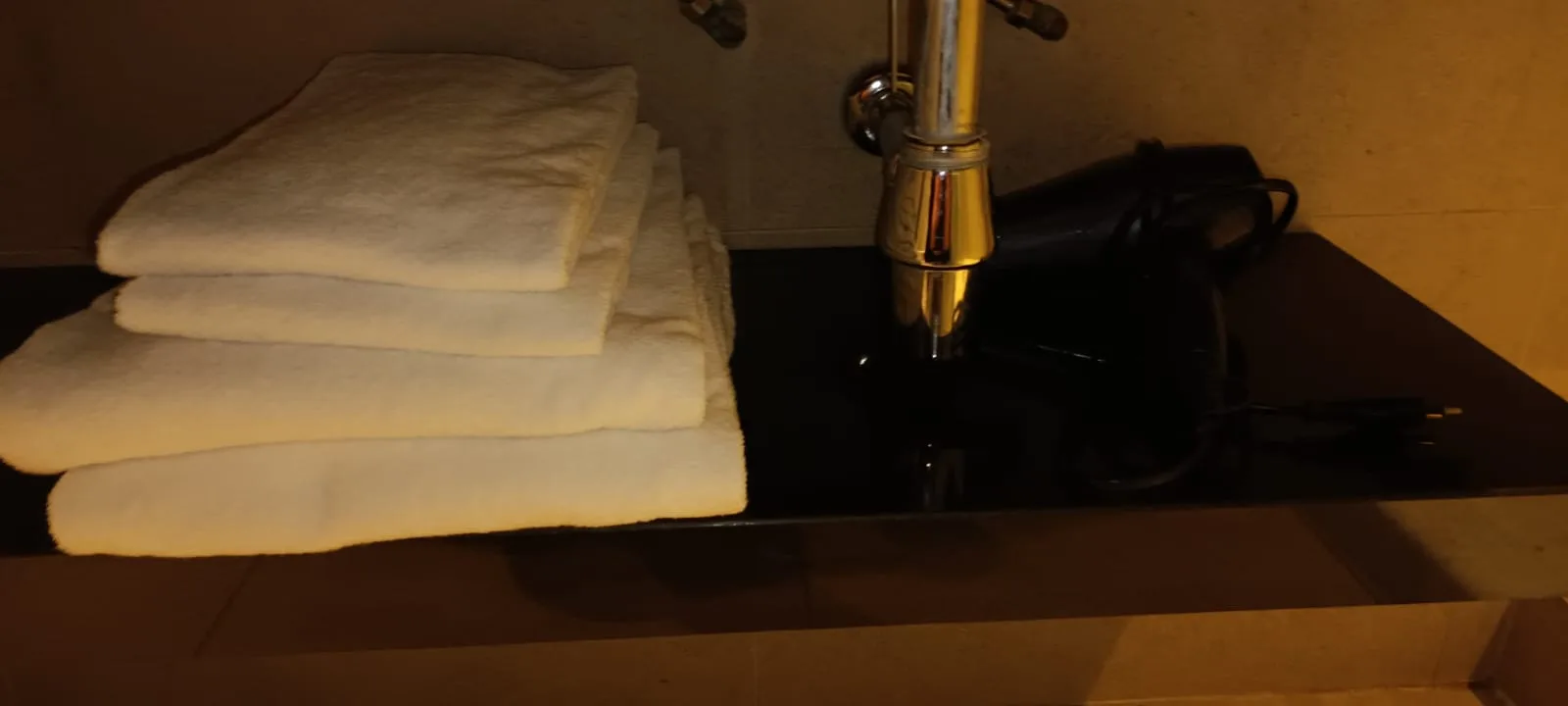 Stapel von Handtüchern auf einem Waschbecken im Badezimmer