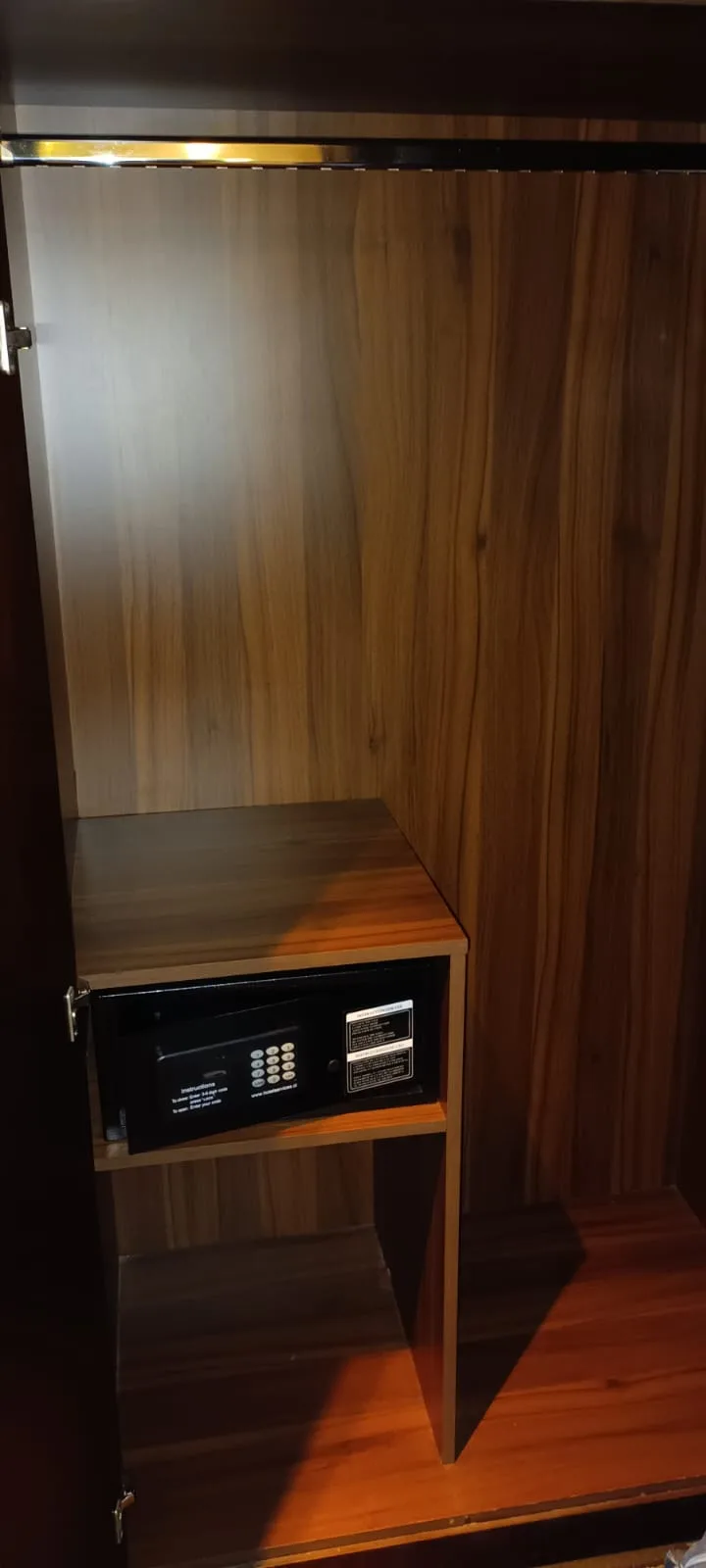 Holzschrank mit eingebautem Safe im Hotelzimmer
