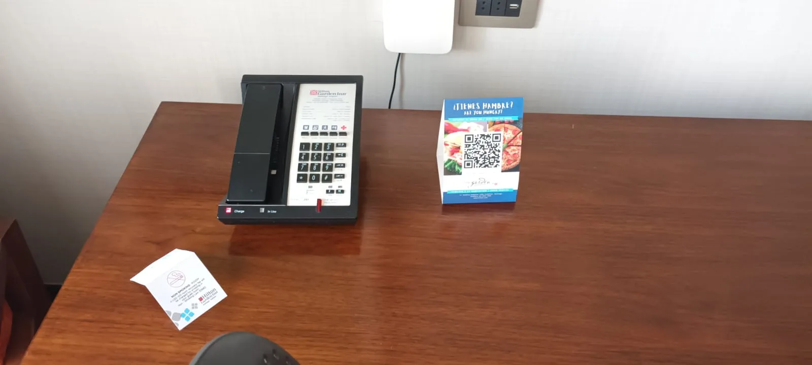 Hoteltelefon auf Holztisch mit QR-Code-Karte