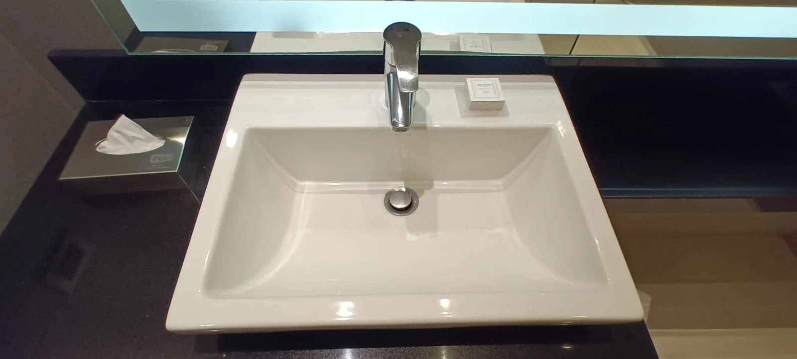 Moderne Waschtischplatte mit integriertem Waschbecken und Spiegel