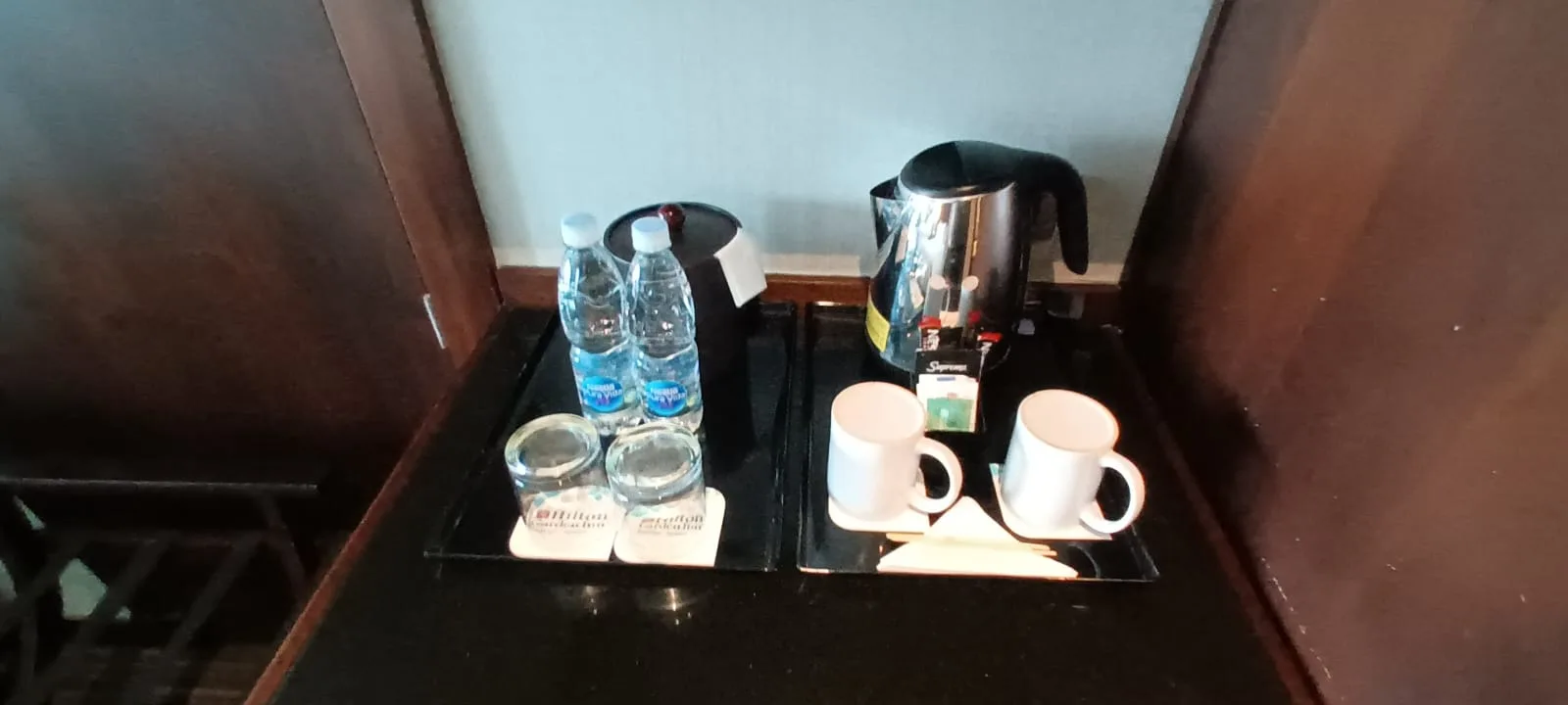 Hotelzimmerecke mit Kaffeemaschine und Getränken