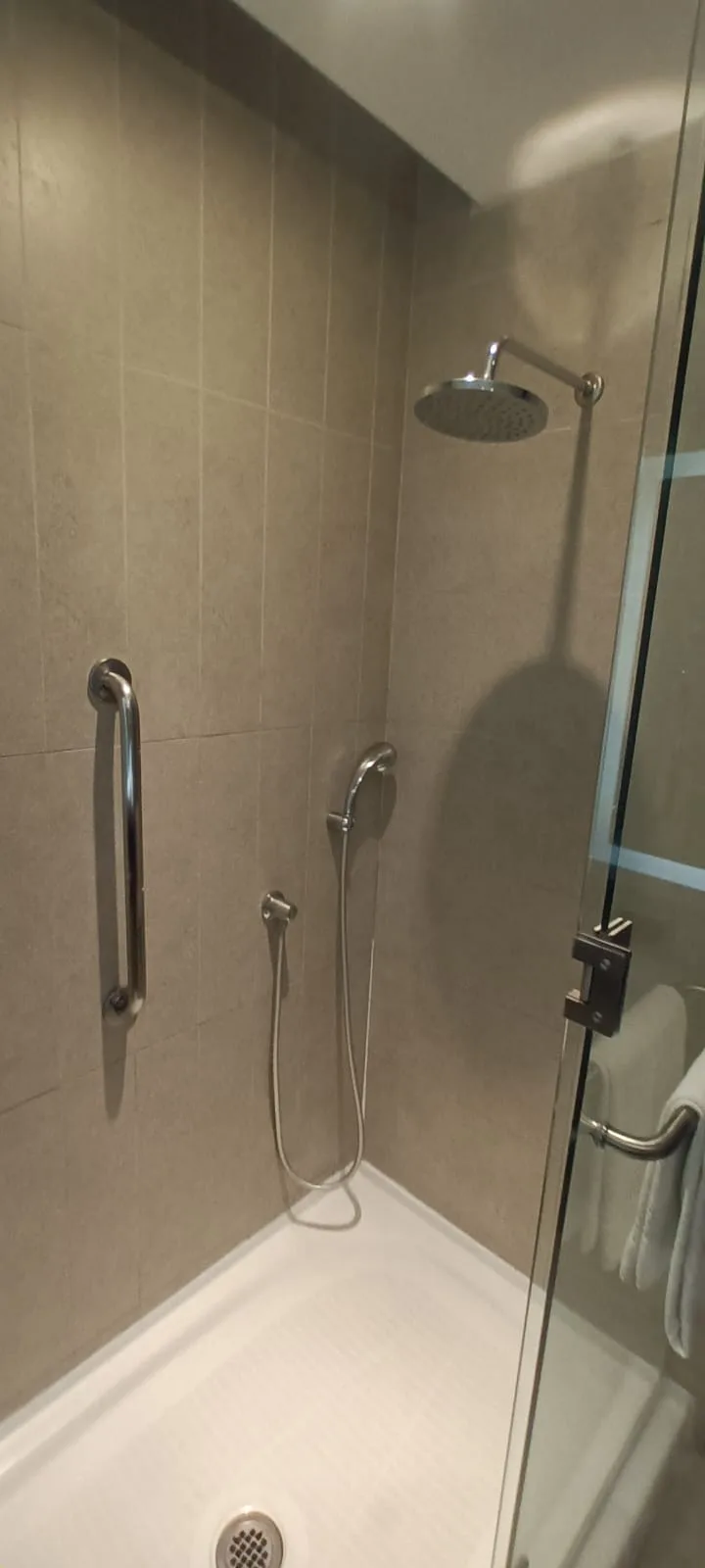 Duschbereich mit Regendusche und Handbrause