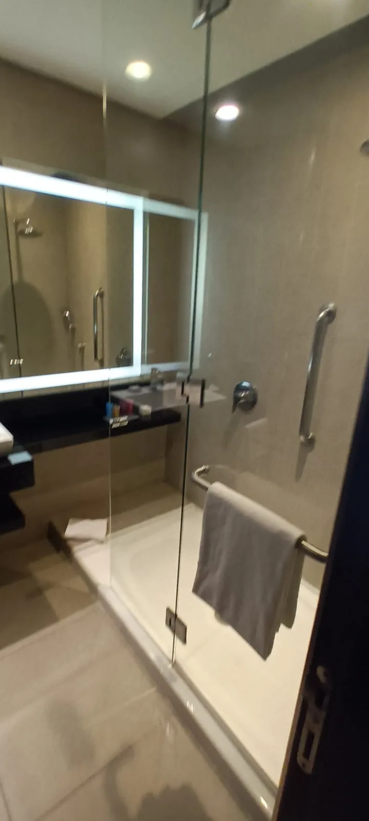 Moderne Badezimmeranlage mit Dusche und Spiegelschrank