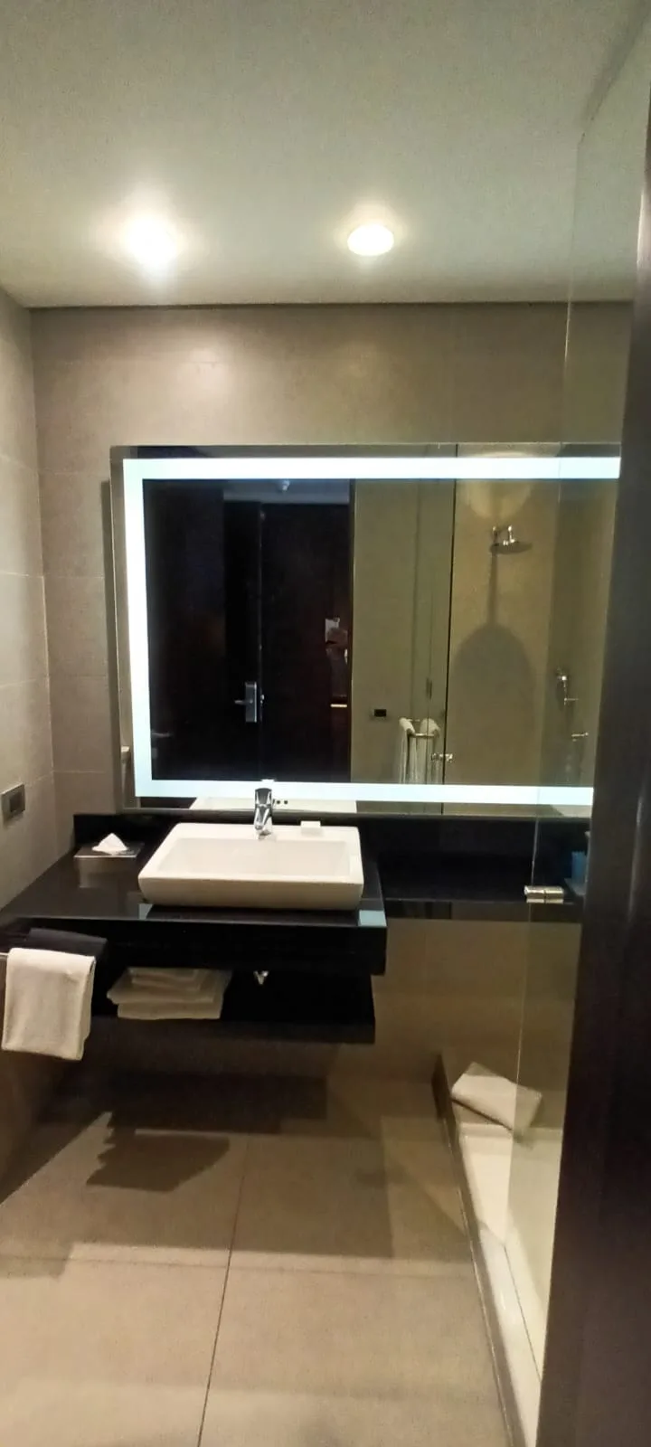 Moderne Badezimmeranlage mit Spiegel und Waschbecken