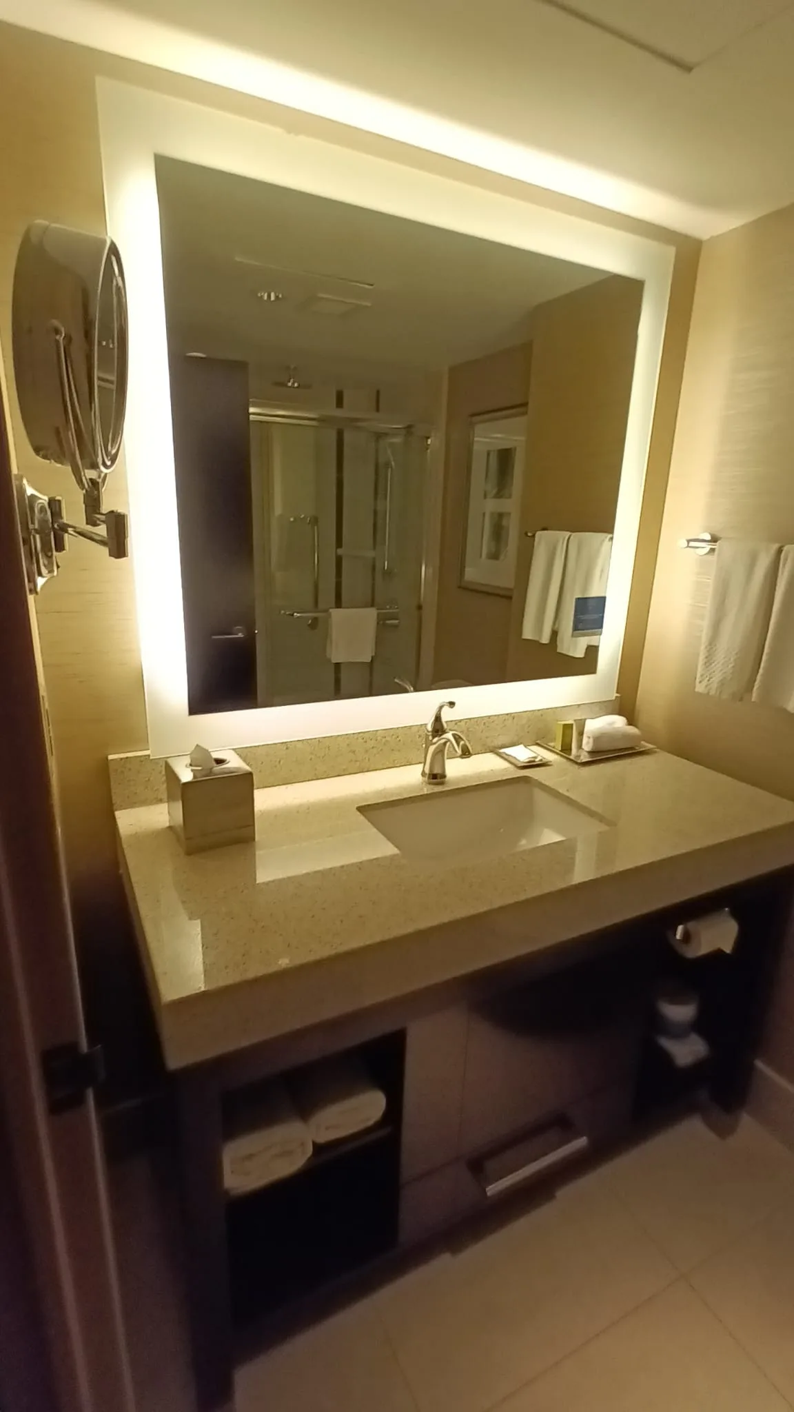 Hotelbadezimmer mit Waschbecken und Spiegel