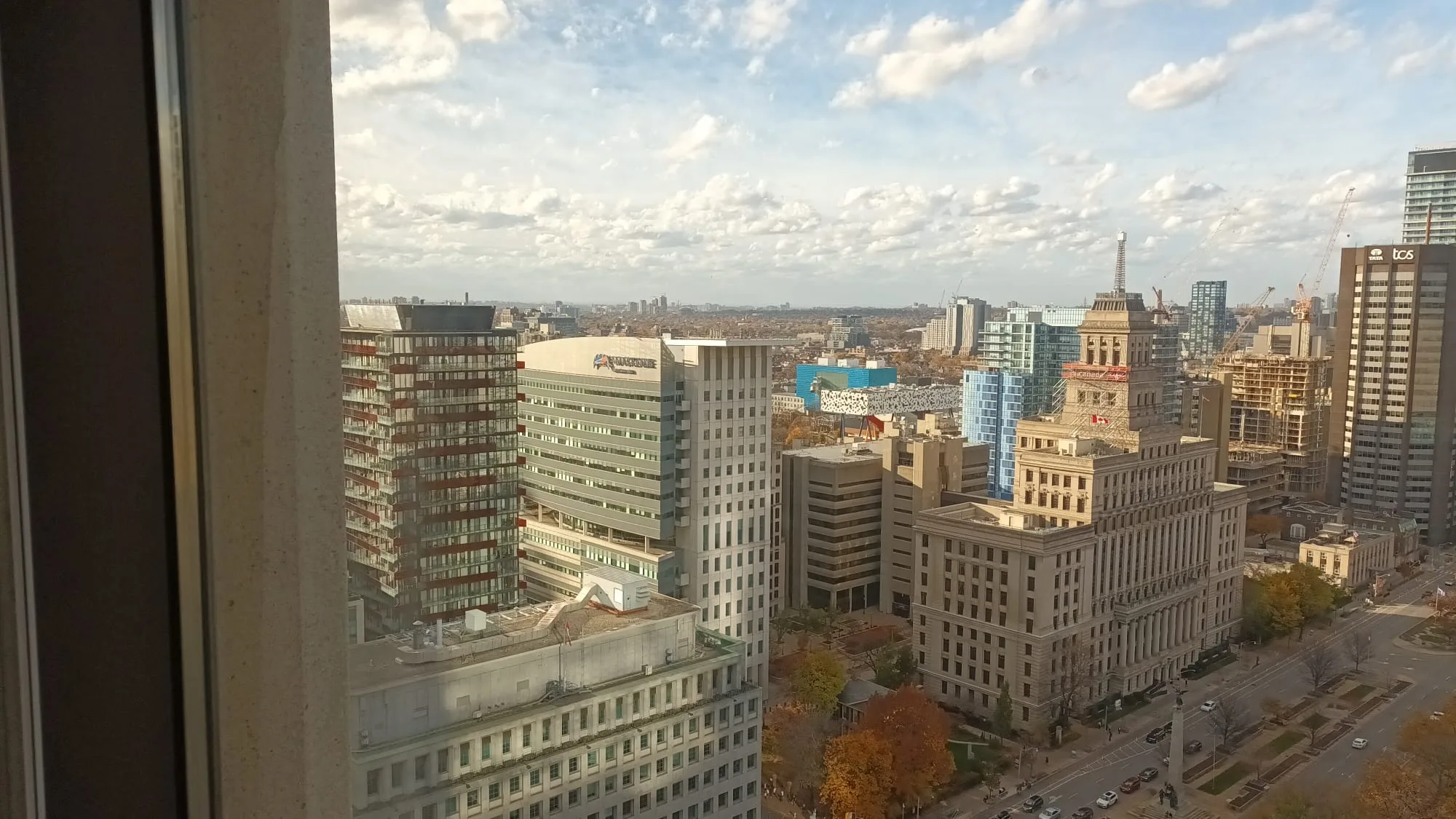 Stadtansicht aus dem Hotelzimmer mit modernen Gebäuden im Hintergrund