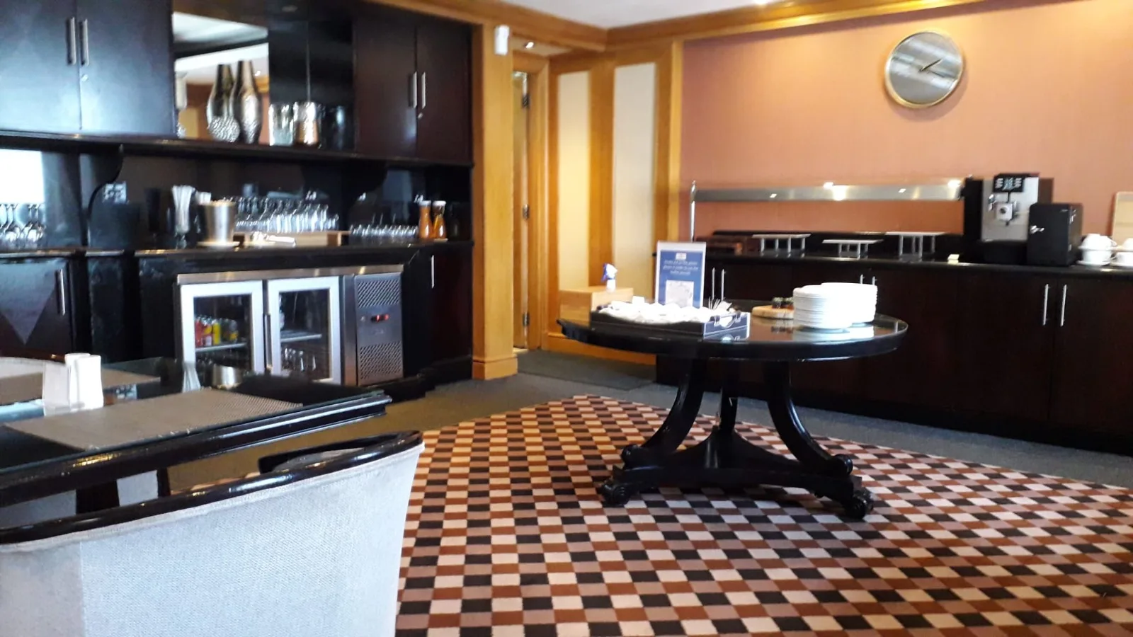 Hotellobby mit Kaffeevollautomat und Buffet-Tisch