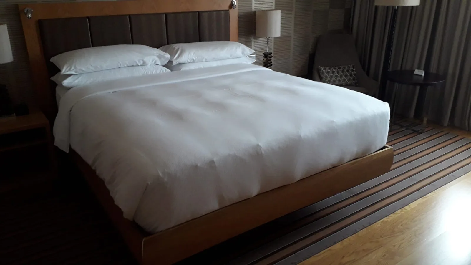 Doppelbett im King Deluxe Zimmer mit grauem Laken