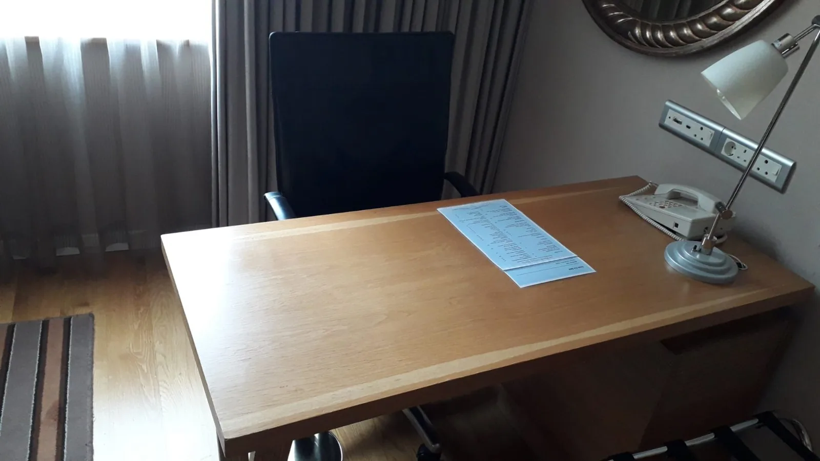 Holztisch mit Dokument auf einem King Deluxe Zimmer im Hilton Sandton