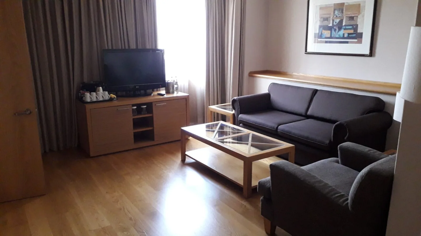 Hotelzimmer mit Couch und Fernseher