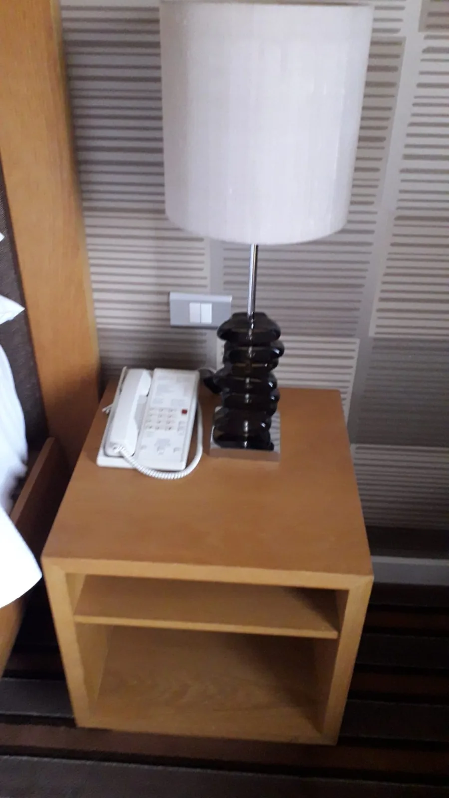 Nachtisch mit Telefon und Lampe im Hotelzimmer