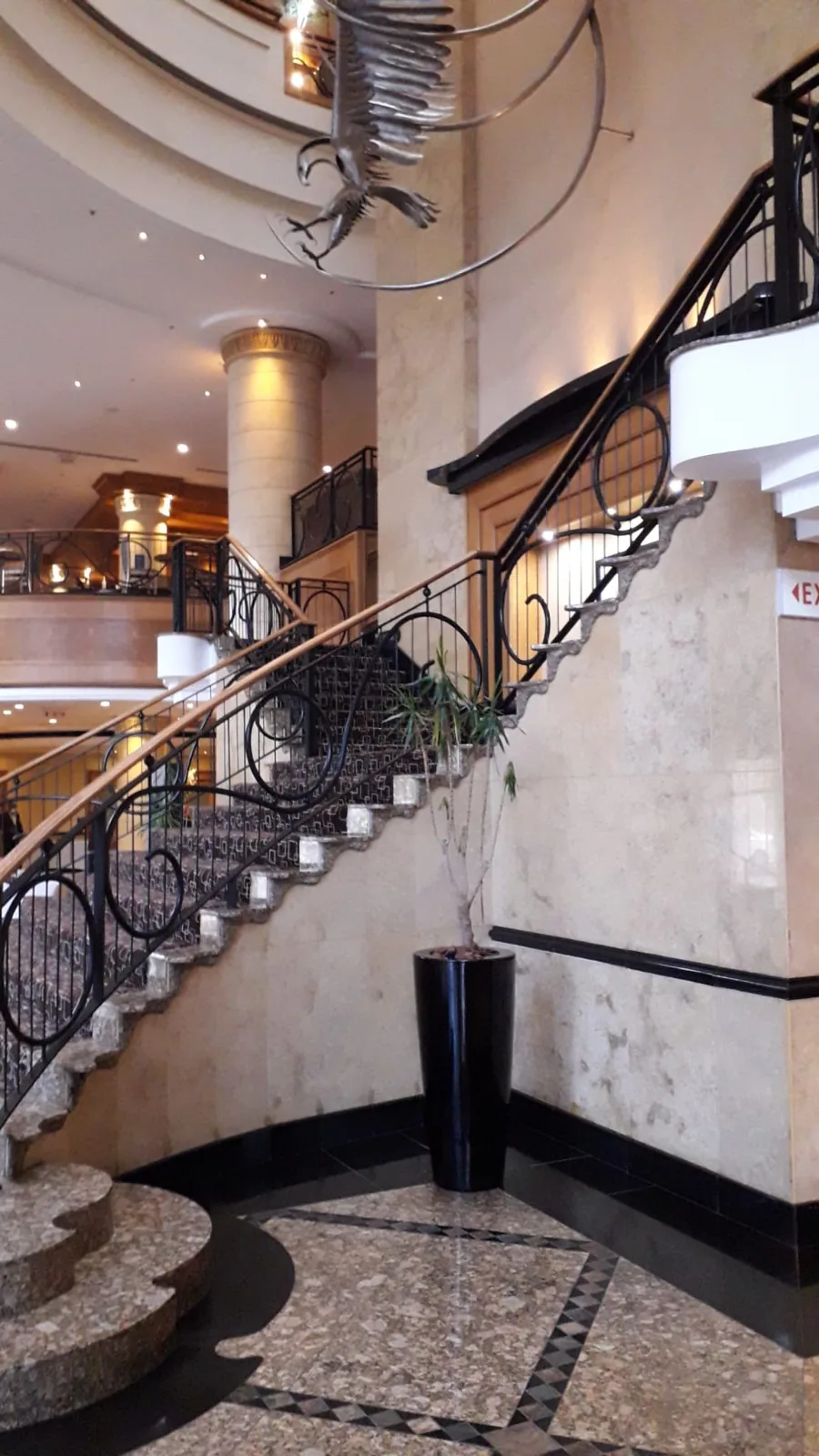 Hotellobby mit Treppenhaus und Pflanze