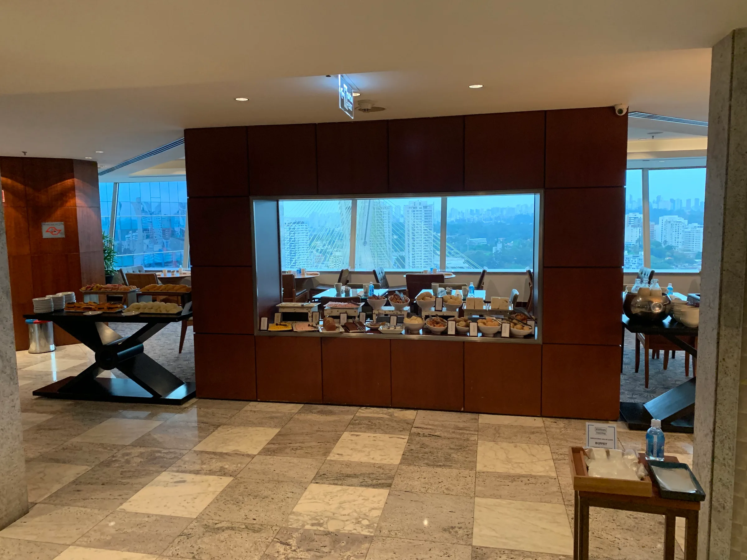 Frühstücksbuffet im Präsidenten-Suite mit Blick auf die Stadt