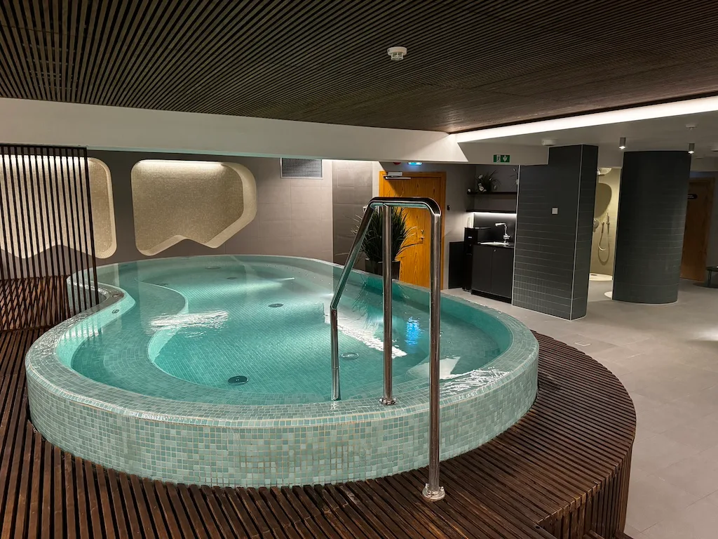 Runde Whirlpool im Wellnessbereich mit Holzverkleidung