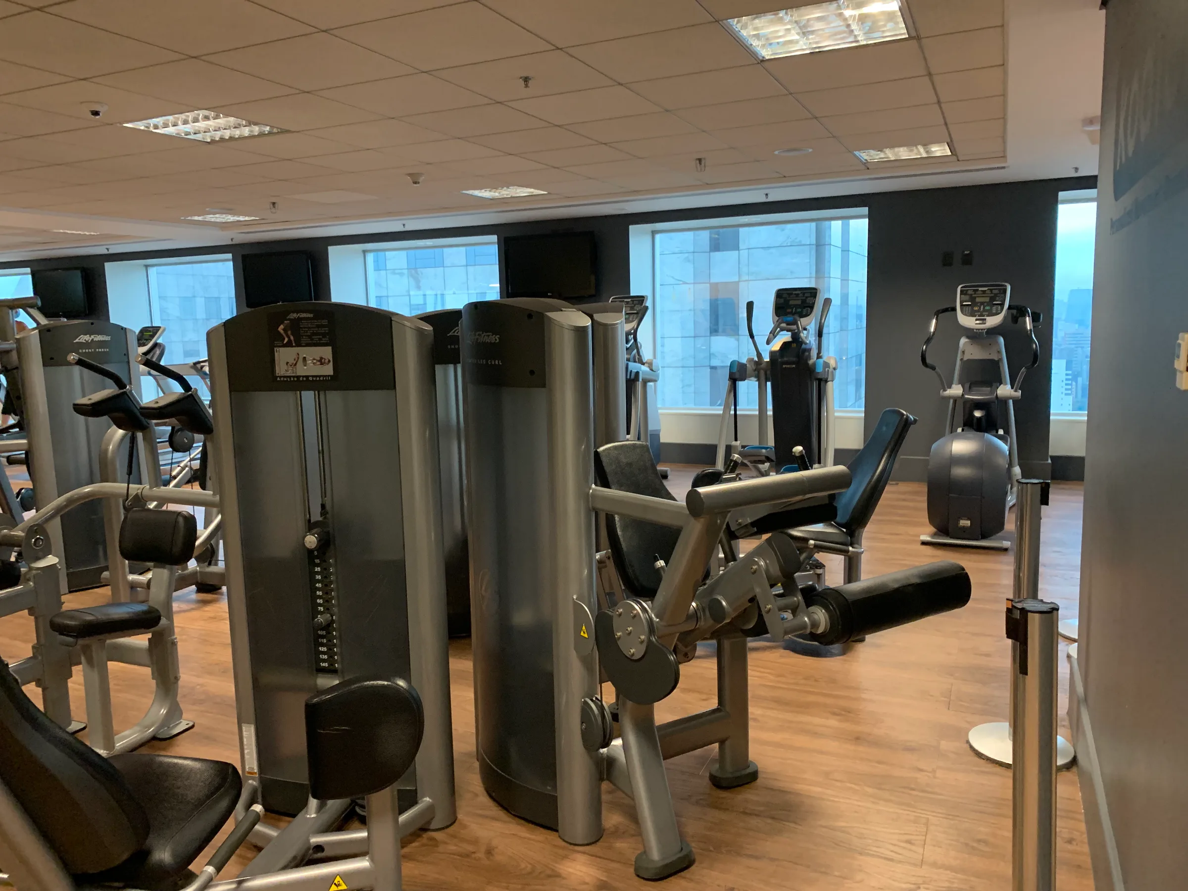 Fitnessraum mit verschiedenen Trainingsgeräten