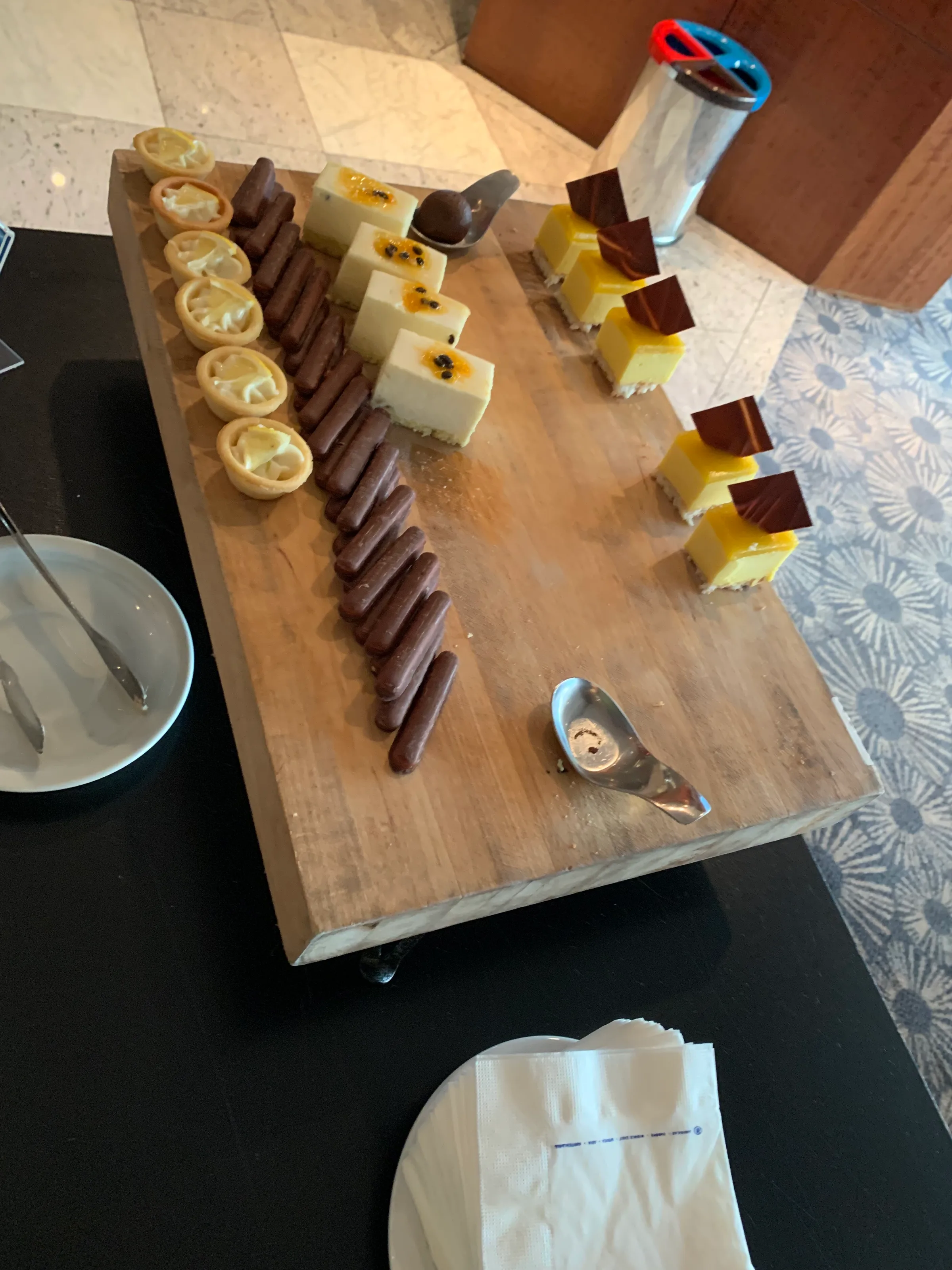 Dessertbuffet mit verschiedenen Kuchen und Süßigkeiten auf Holzbrett