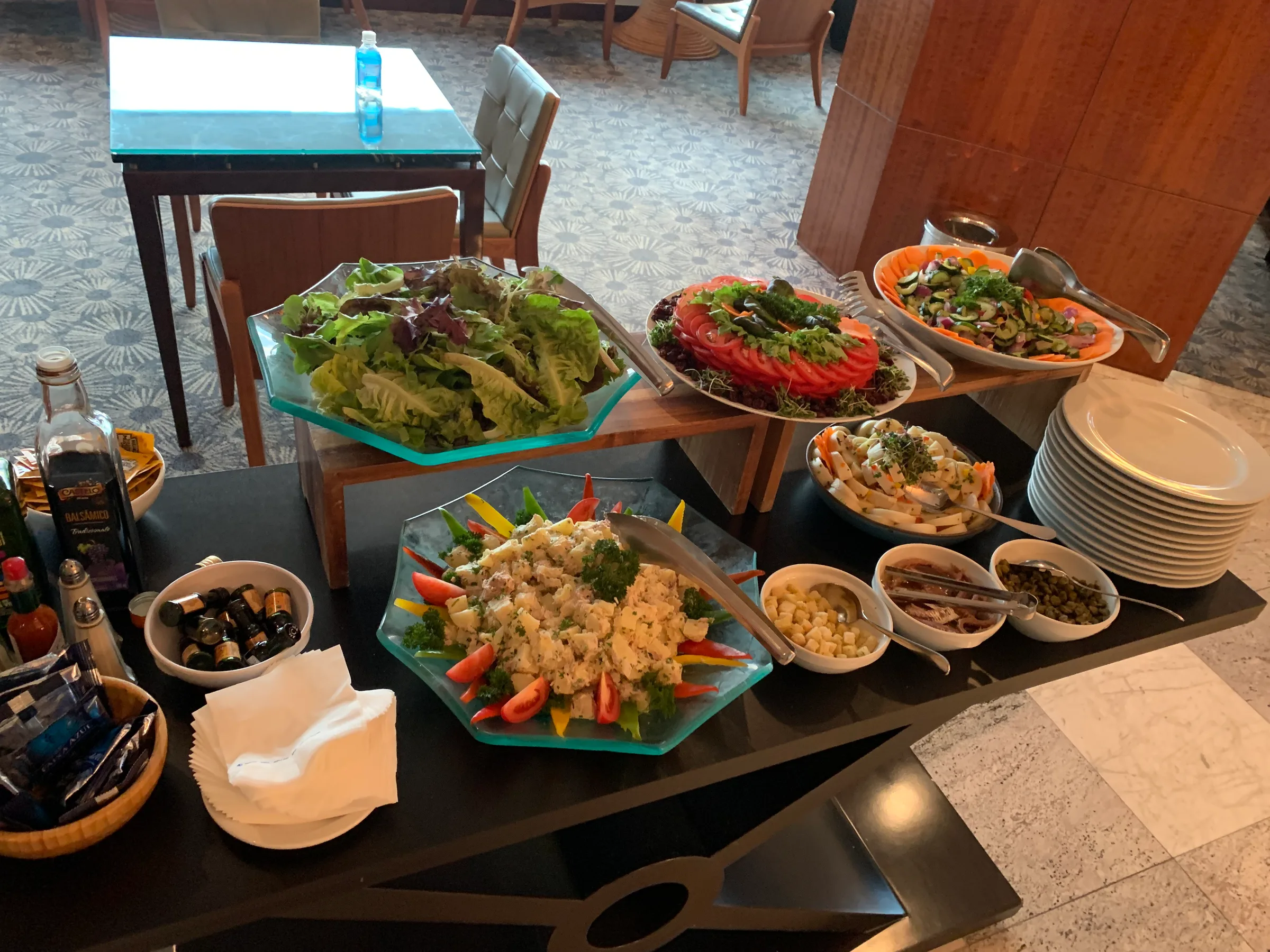 Buffet mit Salaten und Beilagen auf Holztisch