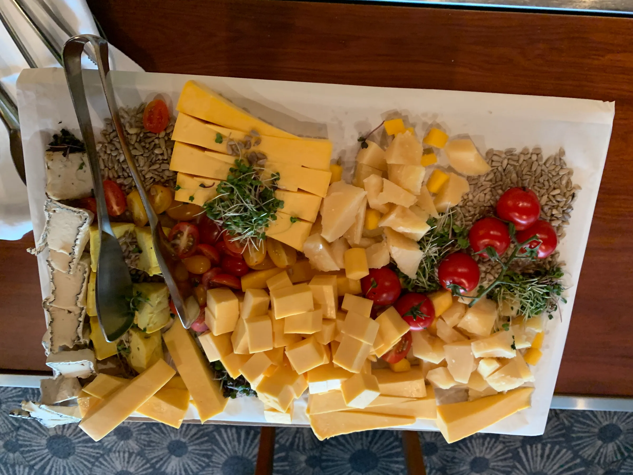 Käseplatte mit Tomaten und Kresse