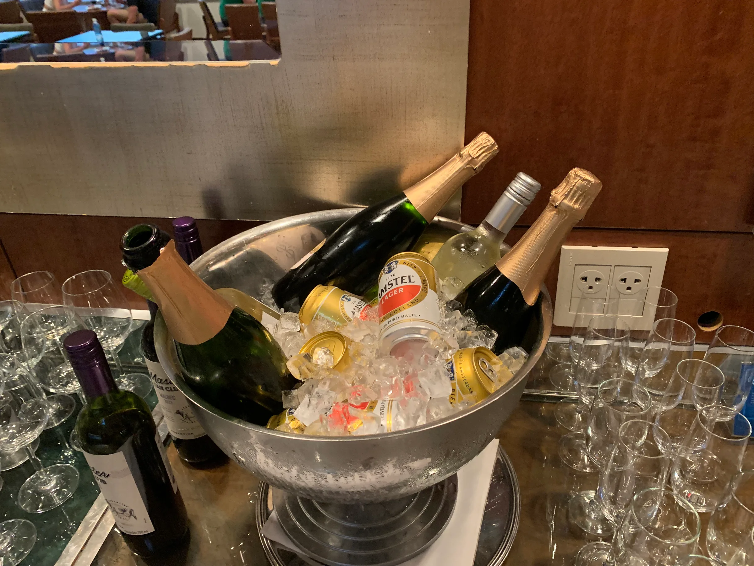 Eisgefüllter Eimer mit Champagnerflaschen und Bierdosen