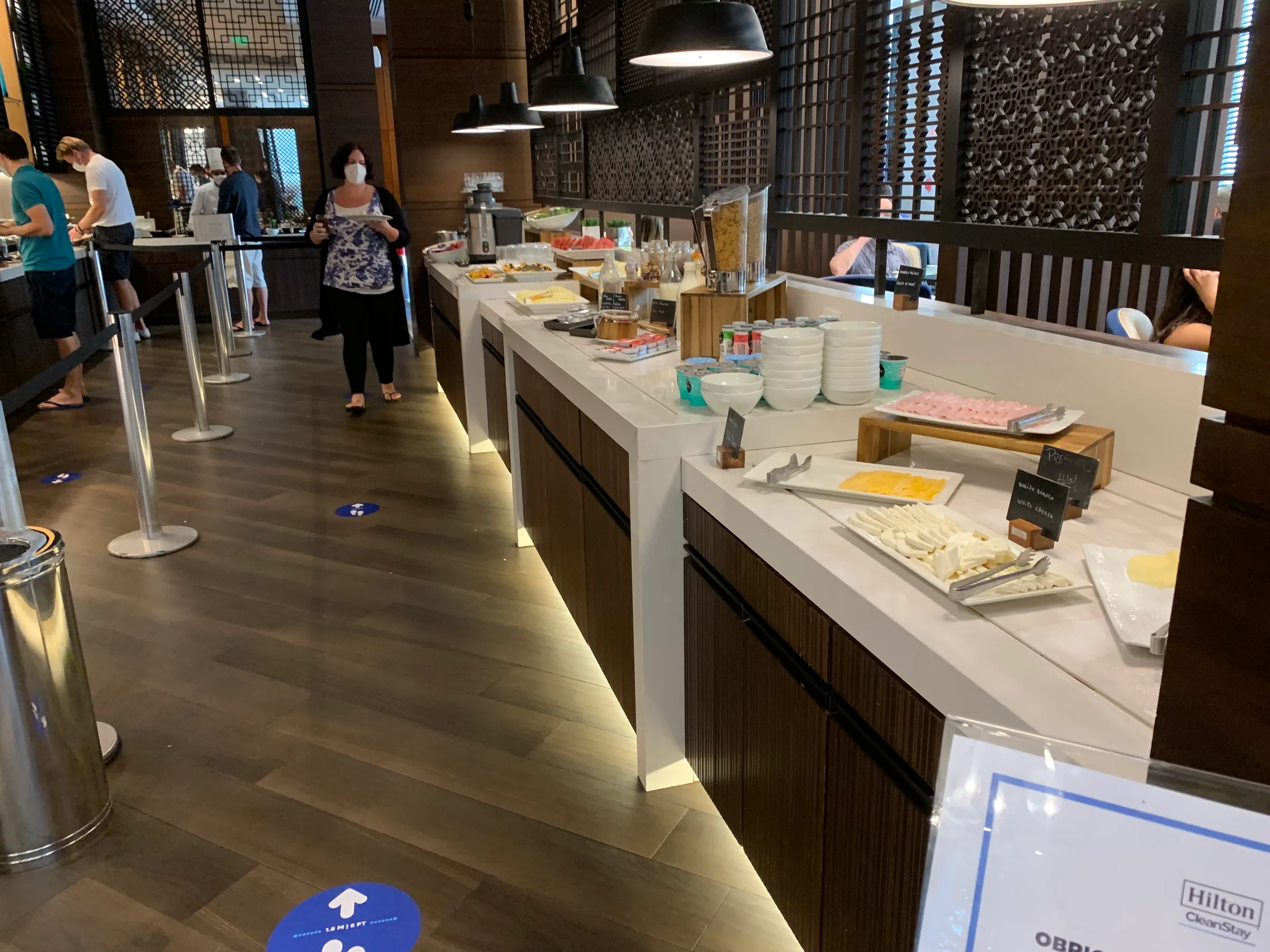 Frühstücksbuffet im Hotel mit verschiedenen Speisen und Getränken