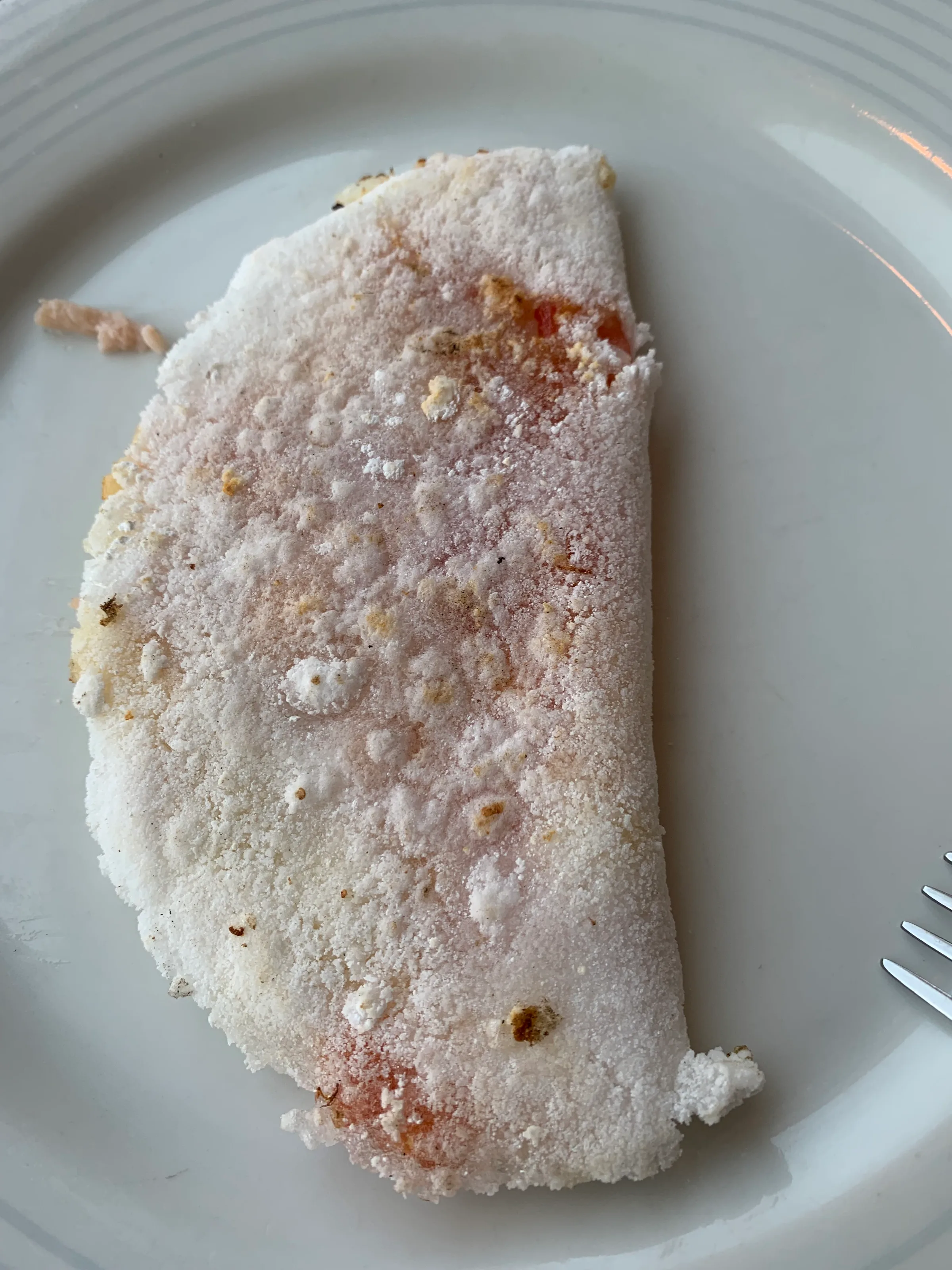 Gekochtes Essen auf Teller mit Mehl bestäubt