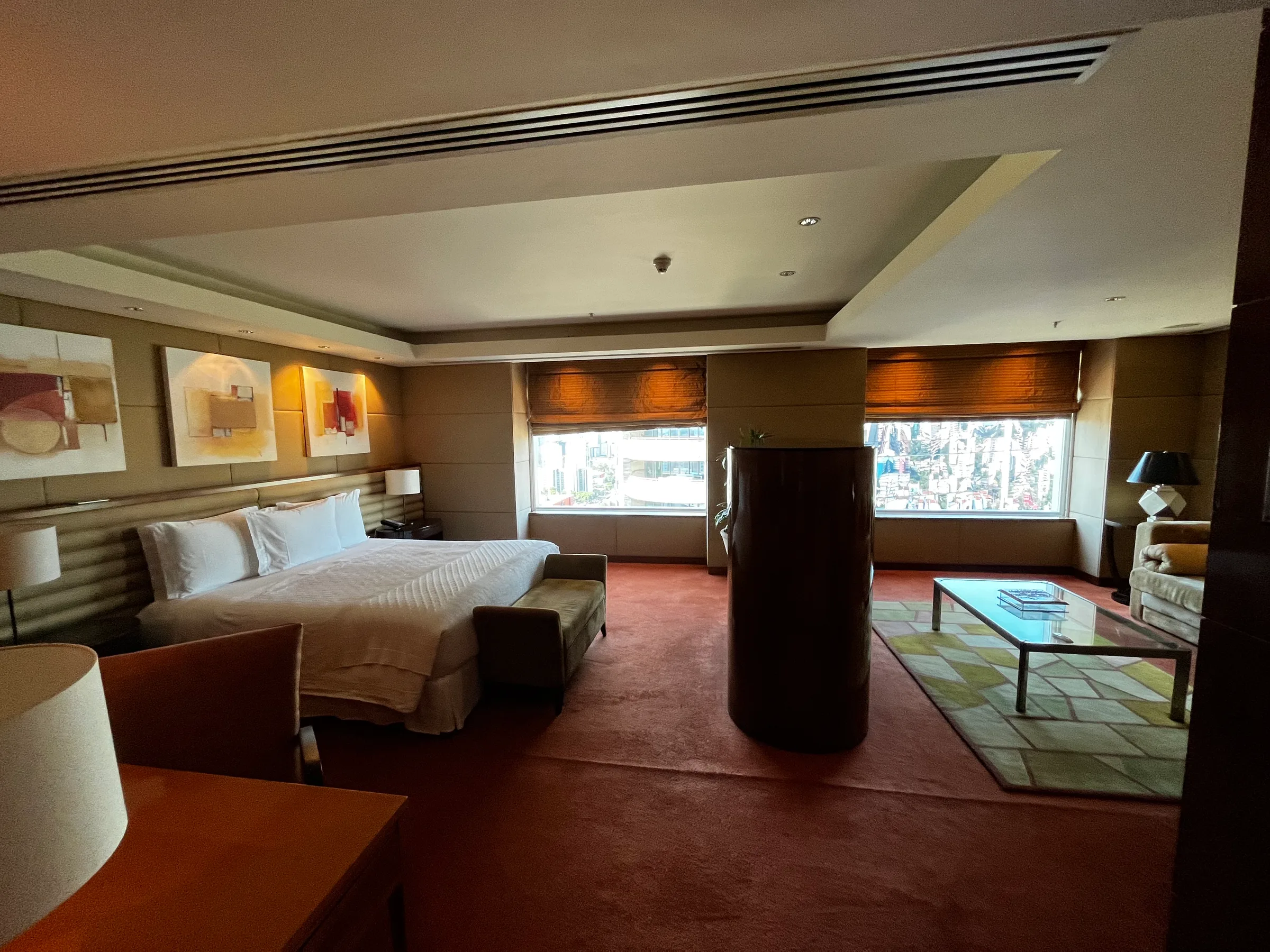 Hotelzimmer mit Doppelbett und Kunst an der Wand