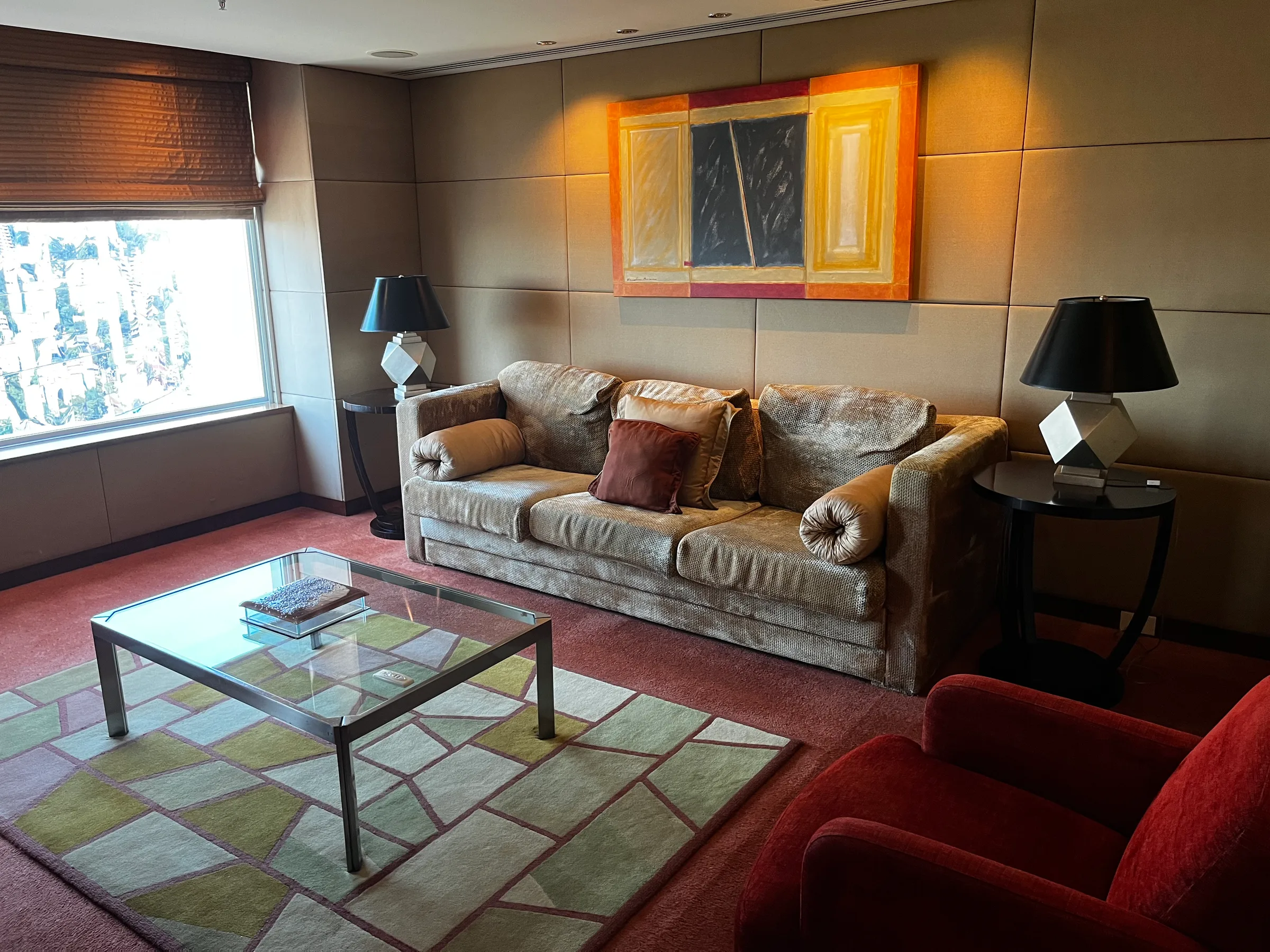 Hotelzimmer mit Couch und Teppich im modernen Design
