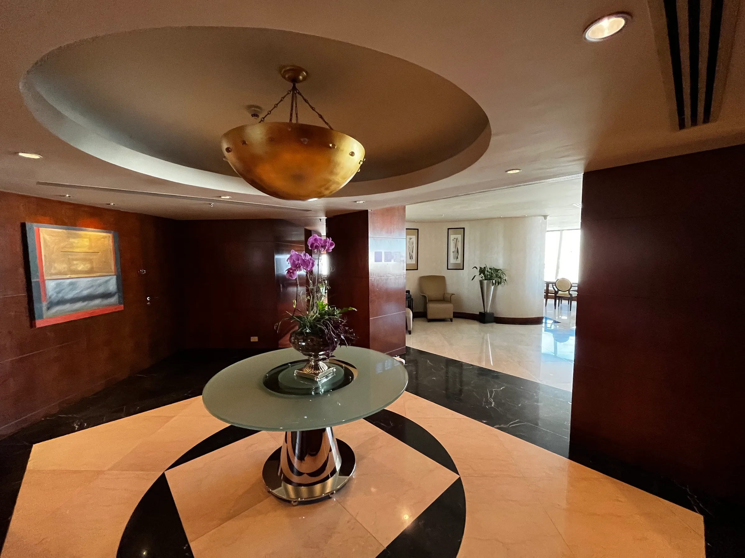 Hilton-Hotellobby mit runder Tischplatte und Blumenarrangement