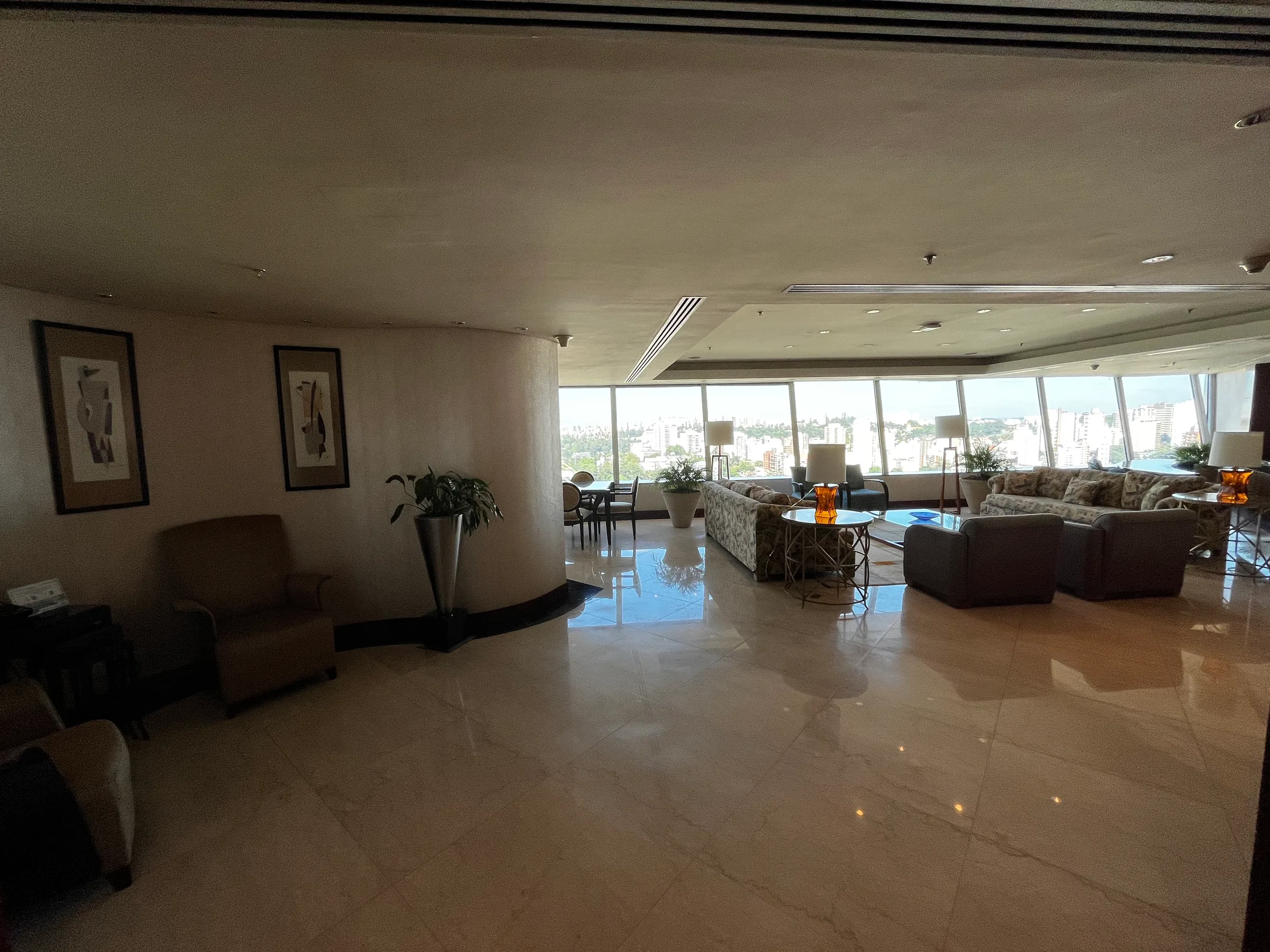 Lobby des Hilton Hotels mit Sessel und Couchen