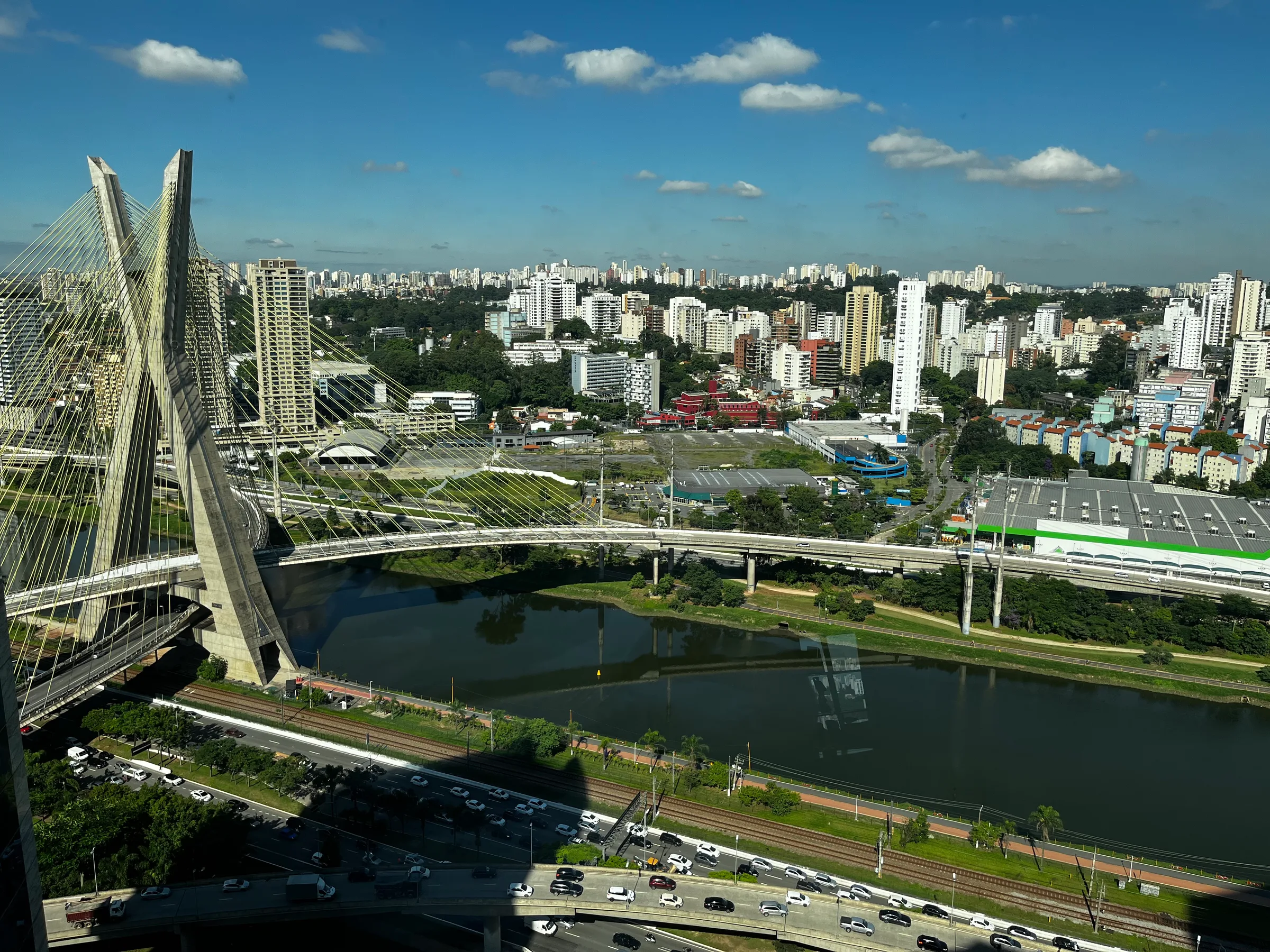 Brücke über Fluss mit Stadt im Hintergrund