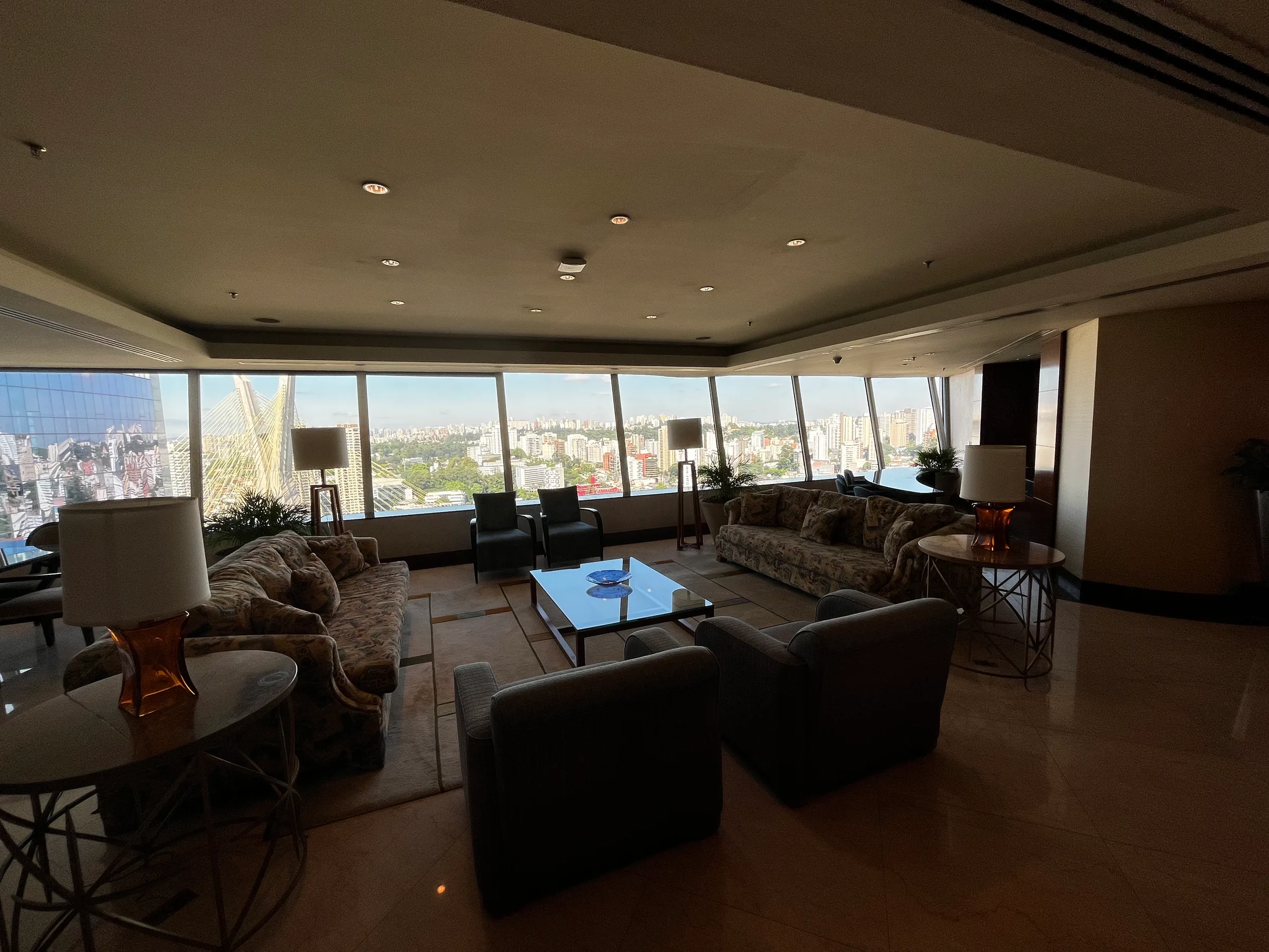 Lounge mit Sesseln und Couchen im Präsidentensuite mit Blick auf die Stadt