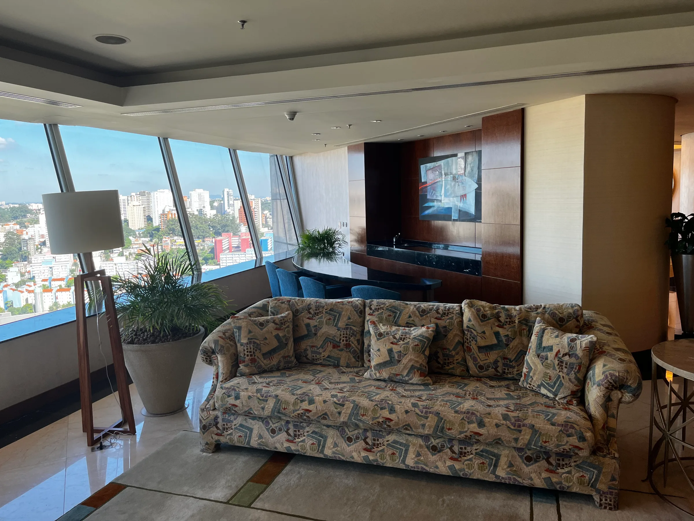 Hotelzimmer mit Couch und Blick auf Stadt