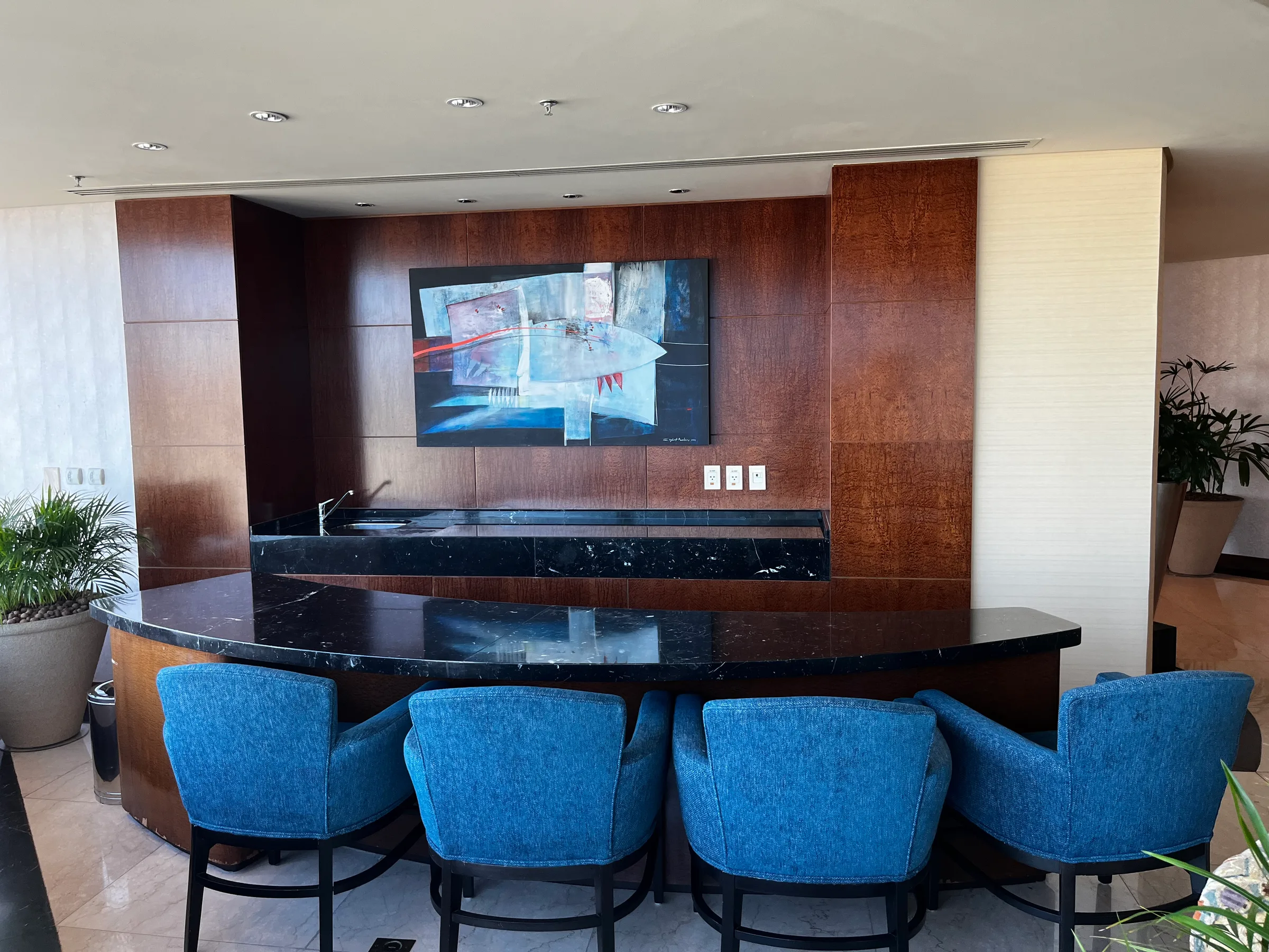 Hotellobby mit Barhocker und Kunstwerk an der Wand