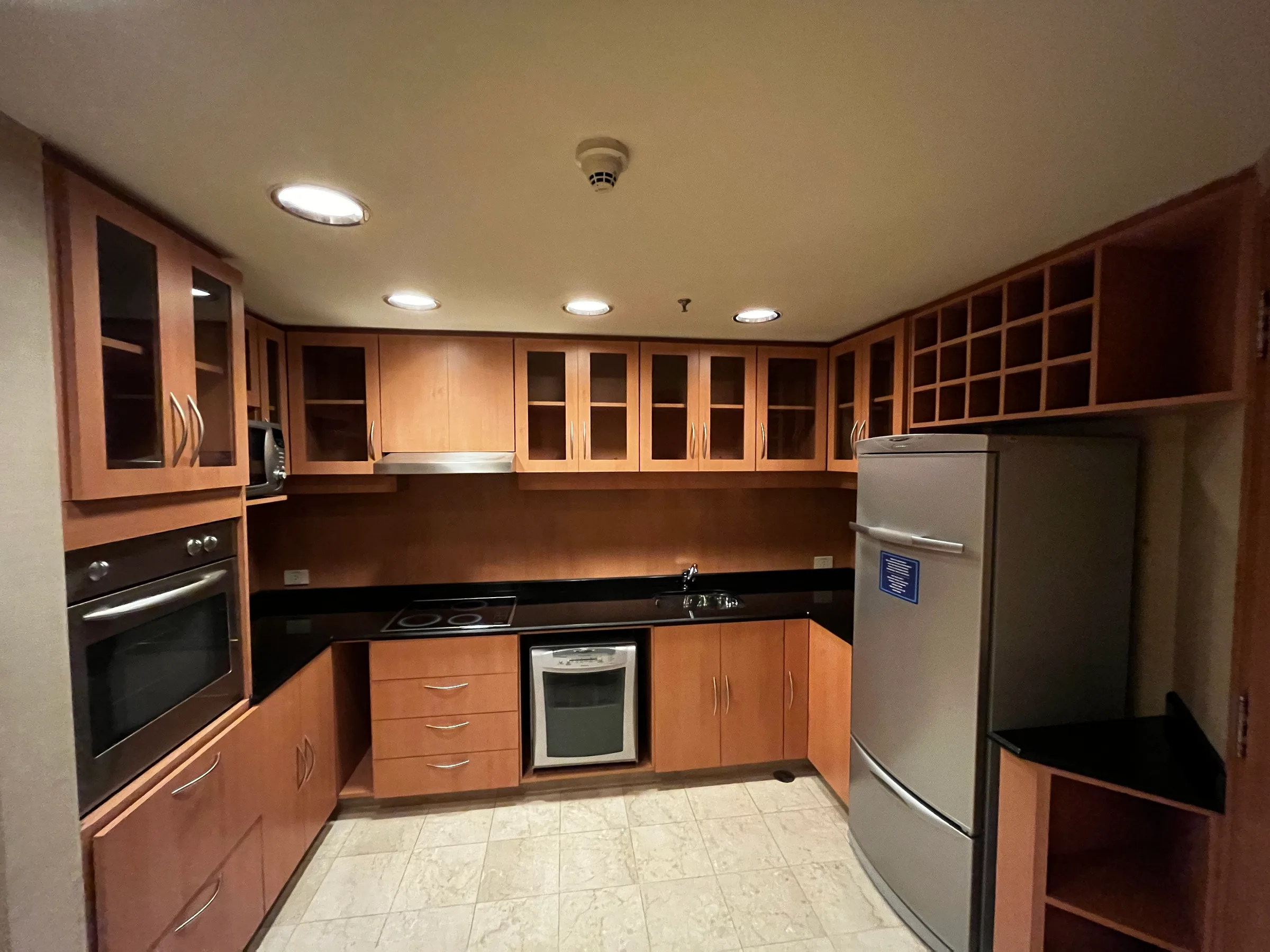 Hotelküche mit Holzschranken und Edelstahlgeräten