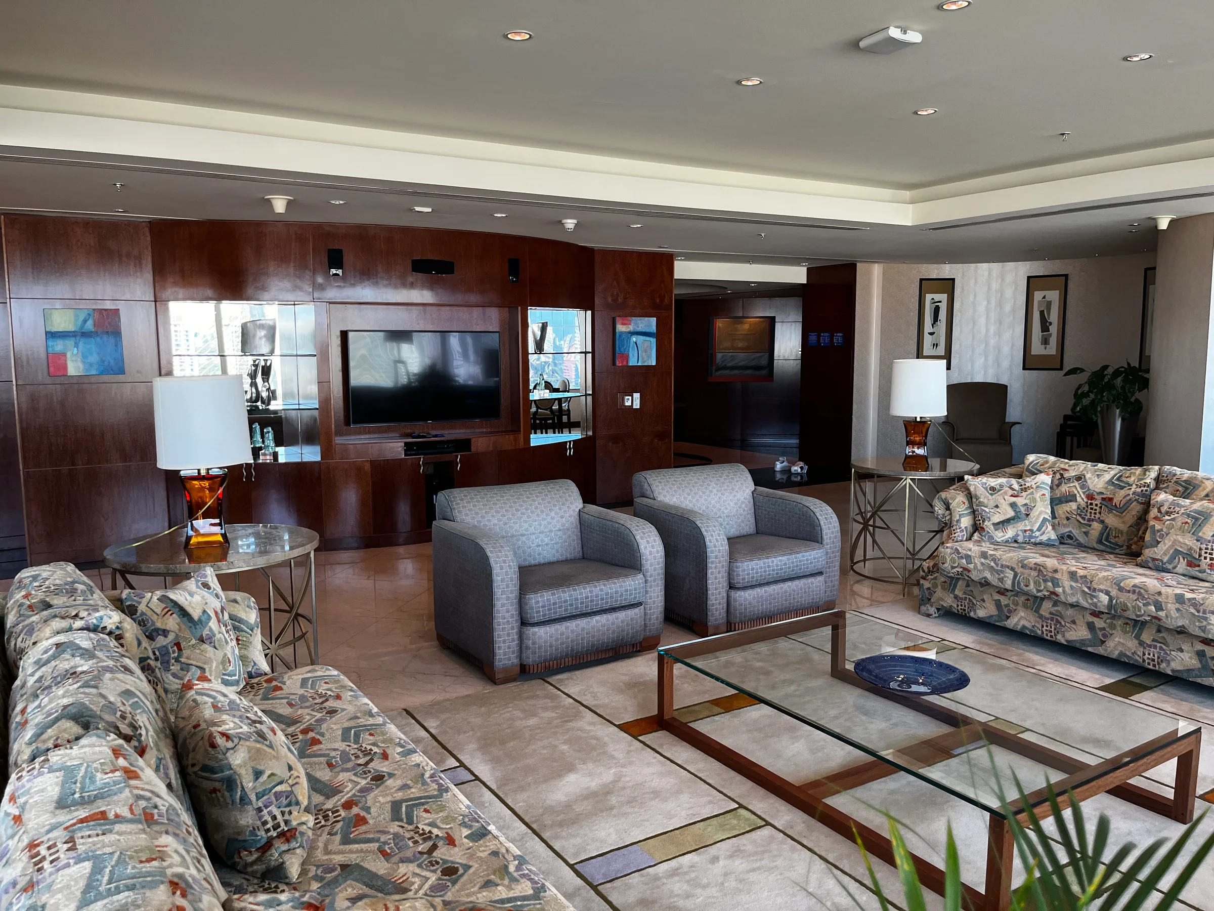 Hotellobby mit Sesseln und Couchen in gemütlicher Einrichtung