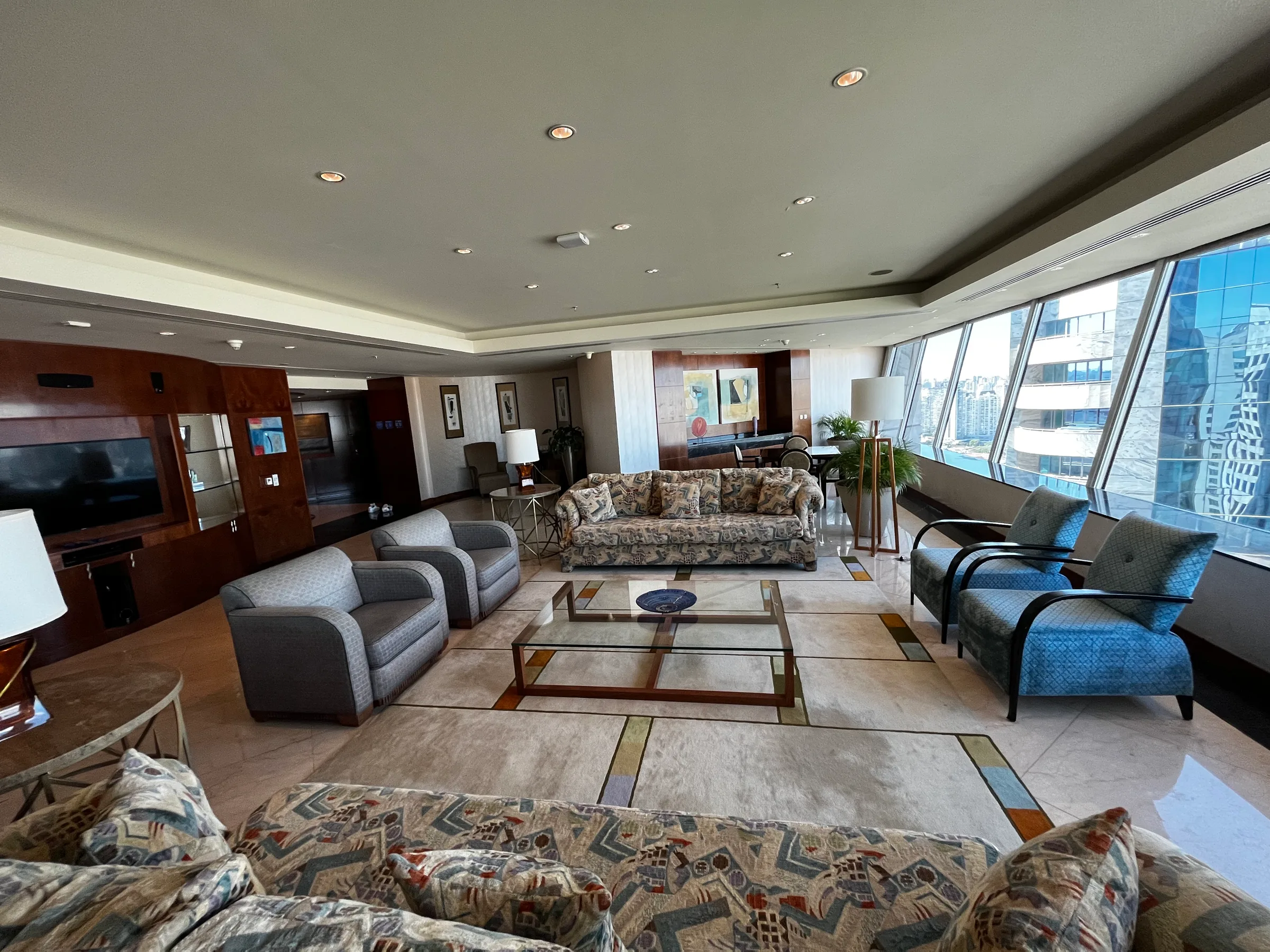 Lobby des Hilton Hotels mit Sesseln und Couchen